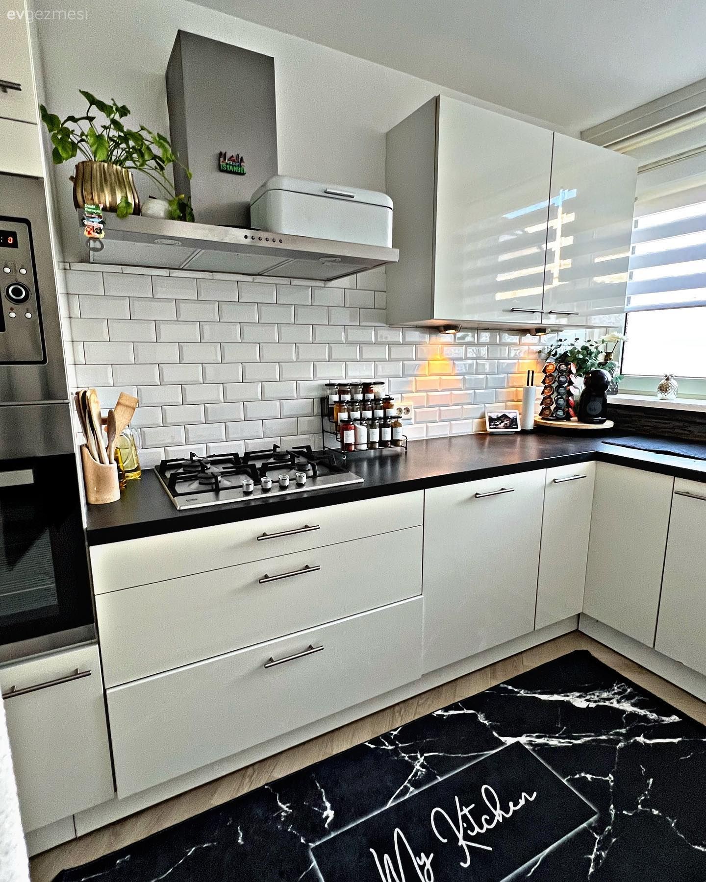 Mutfak, Modern, Beyaz, Siyah, Siyah tezgah, Mutfak tezgahı, Metro seramik, Seramik, Mutfak perdesi, Mutfak halısı
