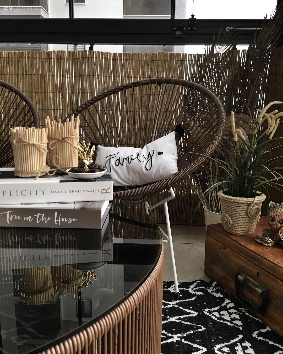 Balkon, Kahverengi, Bohem Dekorasyon, Hasır, Balkon masası, Sandalye, Balkon halısı, Saksı, Kırlent, Ev tekstili, Ev bitkisi