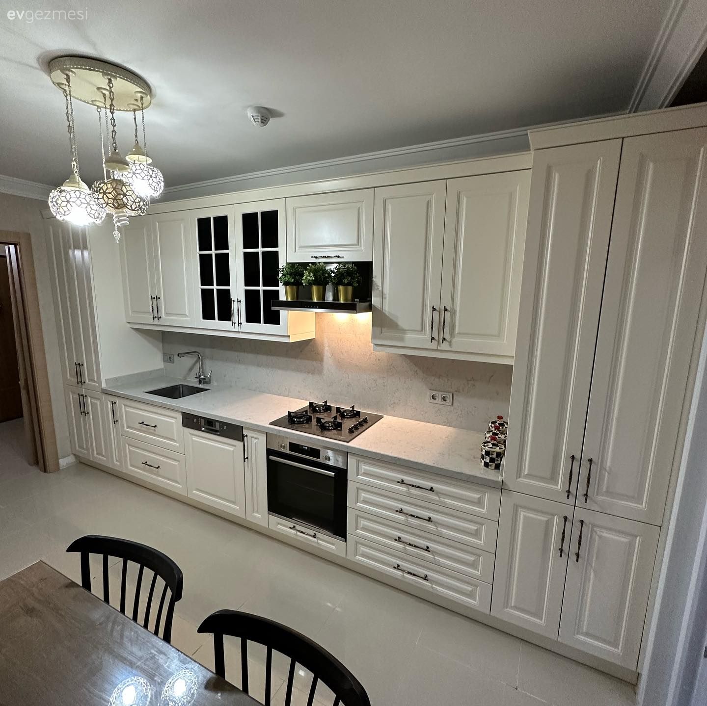 Mutfak, Modern, Country, Mutfak aksesuarları, Mutfak masası, Sandalye, Shaker kapaklı dolaplar, Beyaz, Siyah, Mutfak Avize Modelleri, Davlumbaz, Ankastre, Avize, Aydınlatma, Salon avizesi