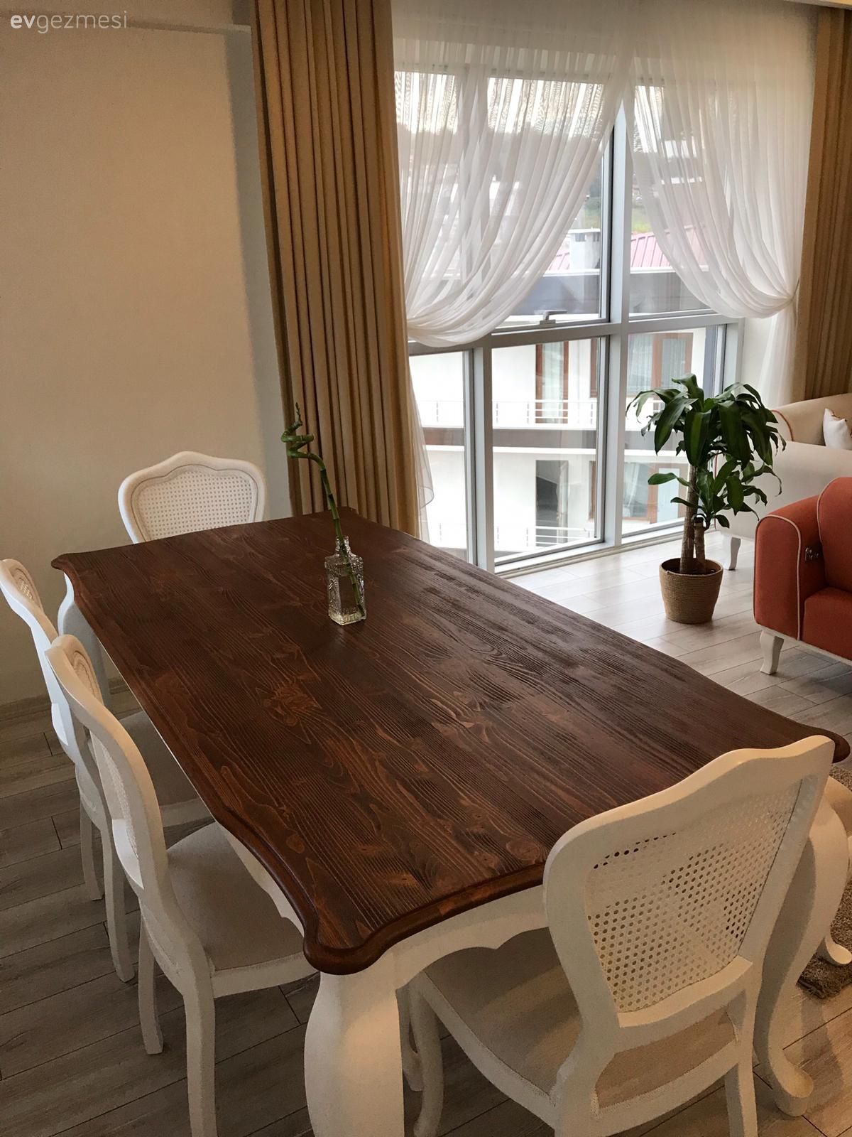 Krem, Beyaz, Fon perde, Perde, Tül perde, Country yemek odası, Sandalye, Ahşap masa, Yemek masası