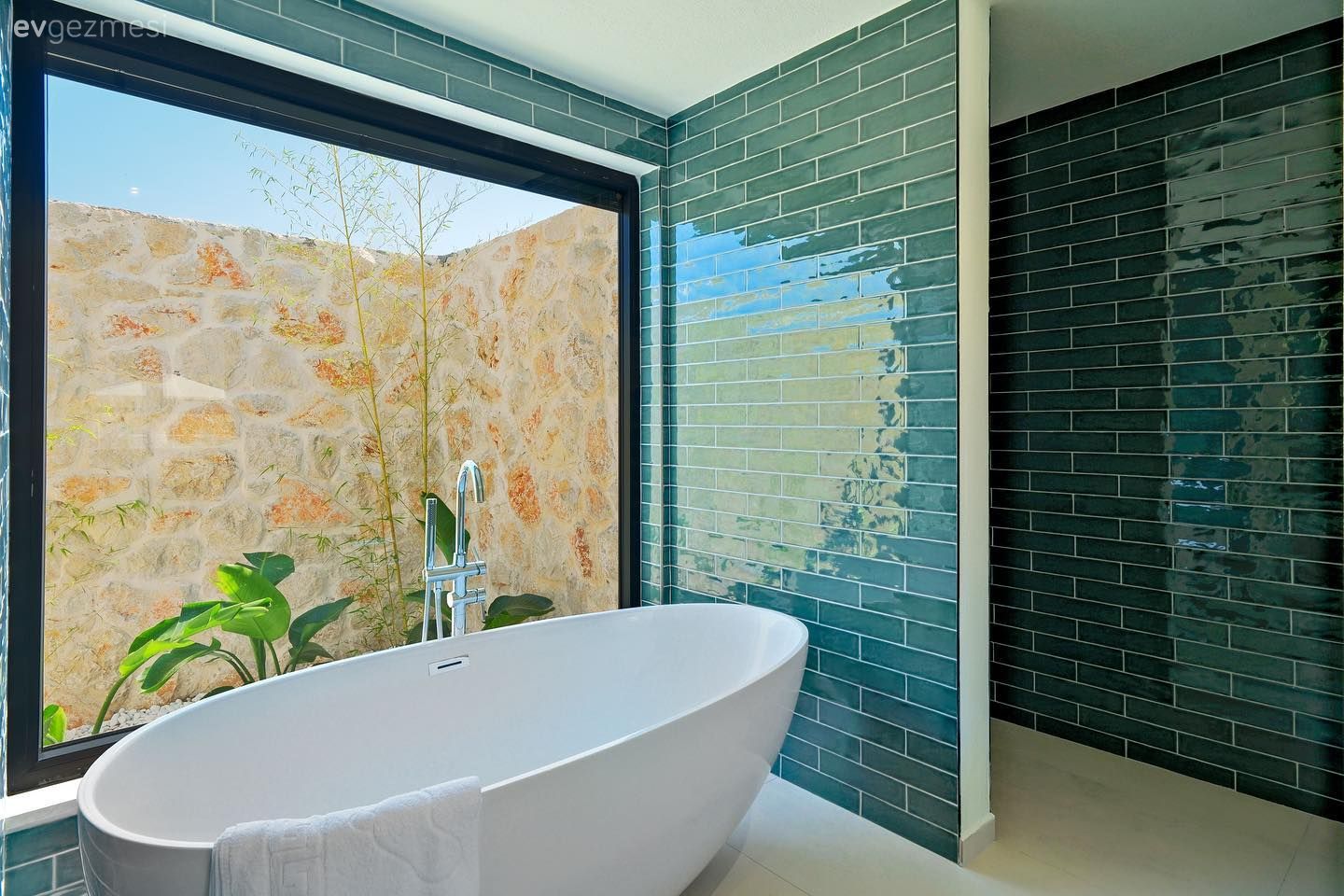 Fethiye'deki Bu Yazlık Evde Banyolar İçin Ayrıca Mesai Harcanmış!