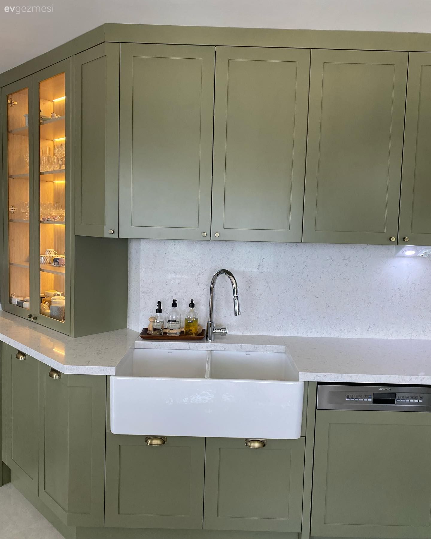 Mutfak, Country, Country mutfak, Yeşil, Beyaz, Mutfak tezgahı, Mutfak tezgah arası, Cam kapaklı dolap, Mutfak aksesuarları, Eviye , Shaker kapaklı dolaplar