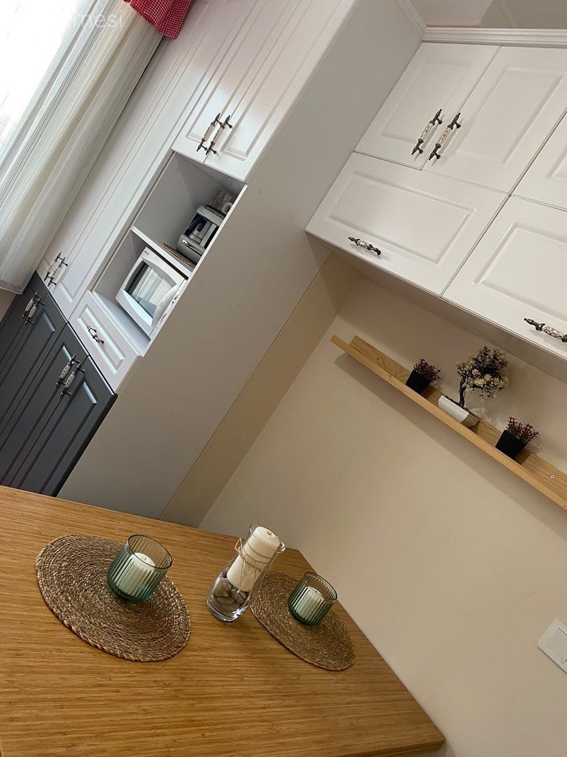 Beyaz, Beyaz ve ahşap mutfak, Mutfak, Mutfak masası, Gri, Mutfak rafı