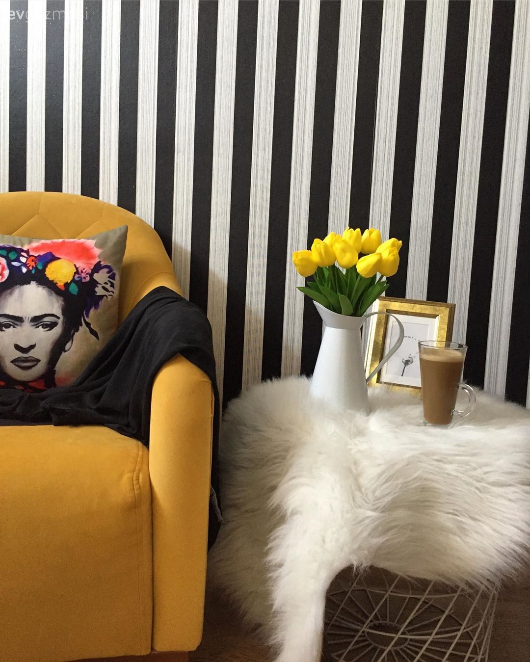 Oturma Odası, Siyah- Beyaz, Sarı, Berjer, Peluş, Çizgili duvar kağıdı