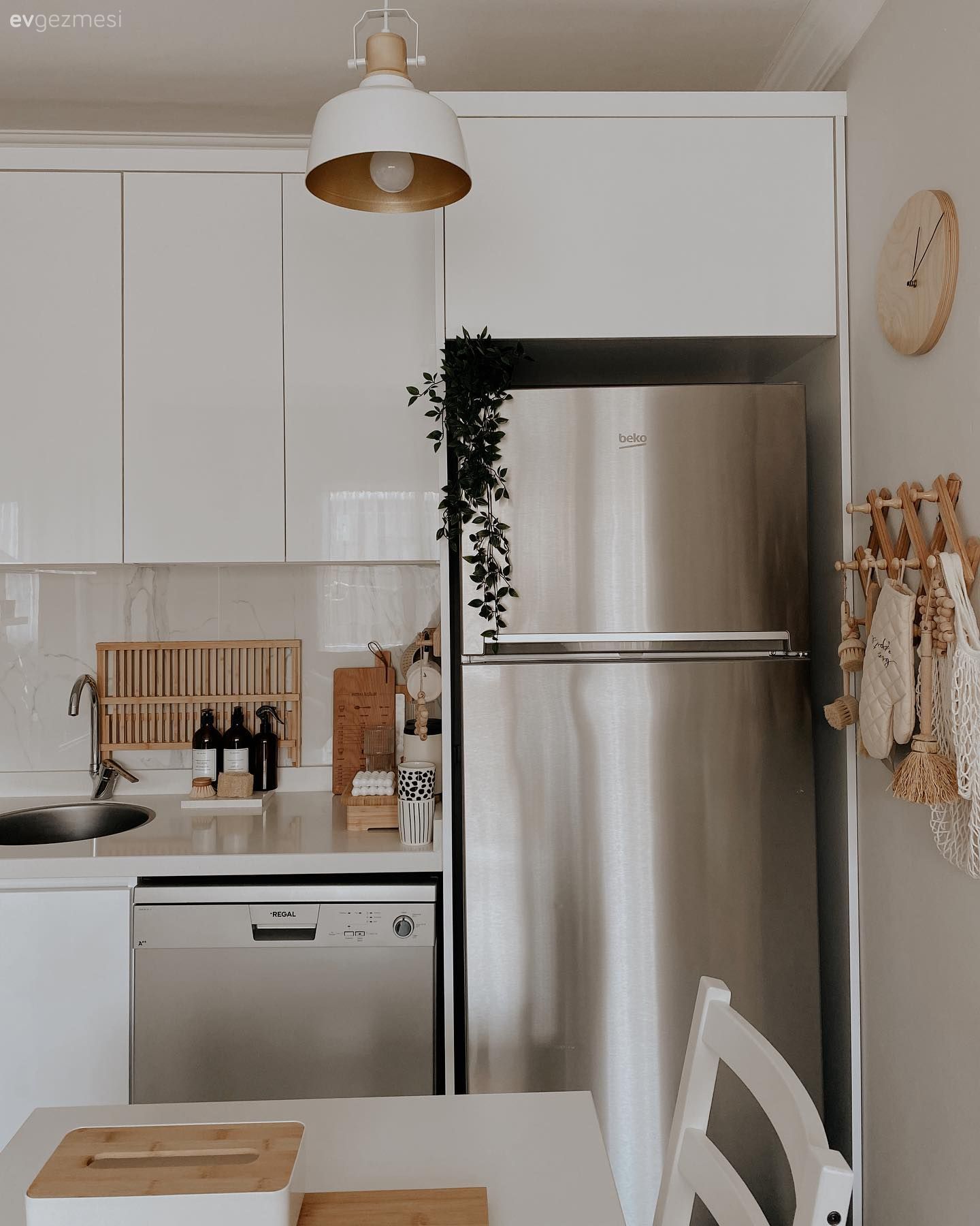 Beyaz mutfak, Mutfak, Sandalye, Mutfak sandalyesi, Mutfak masası, Mutfak tezgahı, Mutfak tezgah arası, Mutfak Avize Modelleri, Mutfak aksesuarları