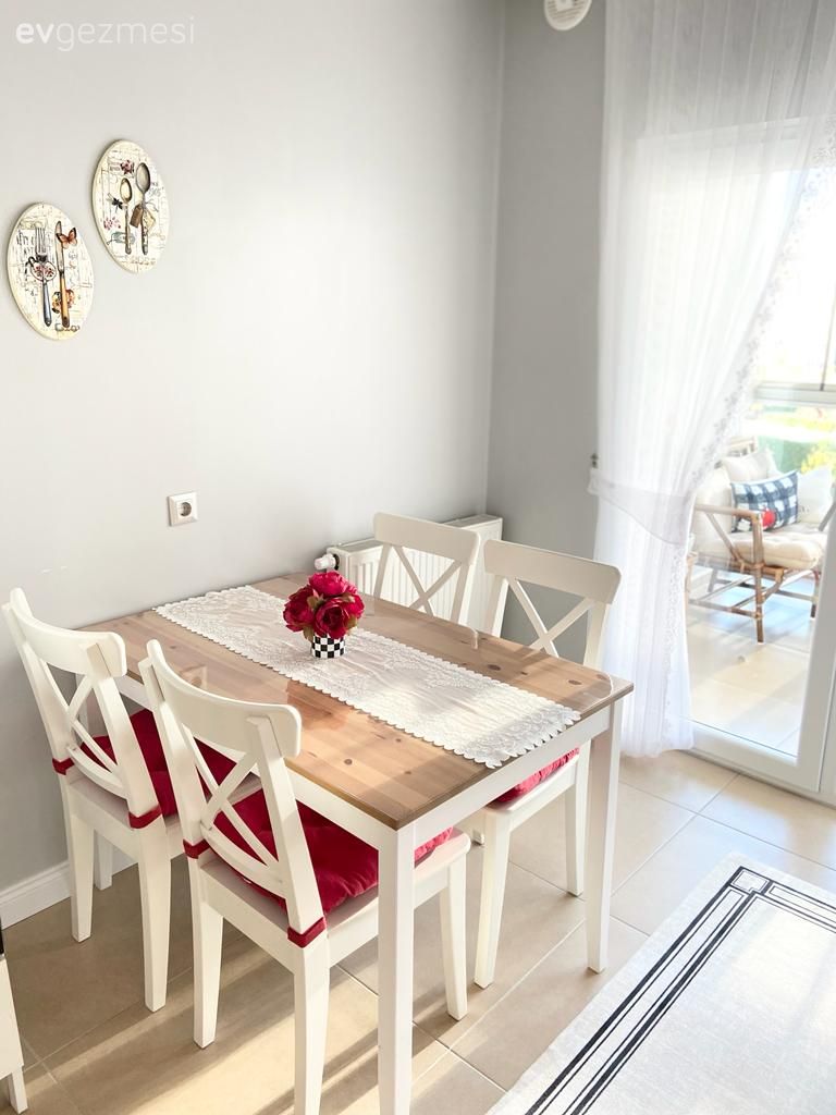 Mutfak masası, Sandalye, Beyaz, Kırmızı, Mutfak halısı, Mutfak, Mutfak perdesi, Çizgili desen, Desenler