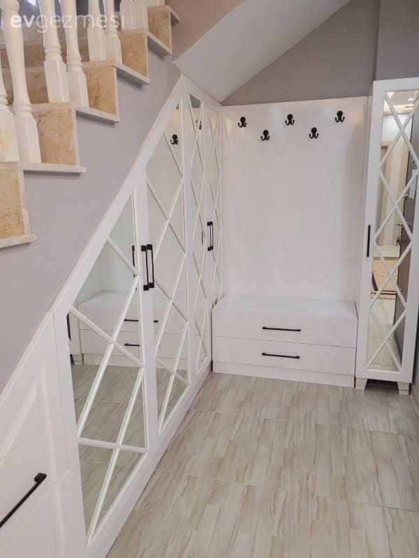 Bu Evde Beyazın Monotonluğunun Önüne Gold Detaylar ile Geçilmiş!