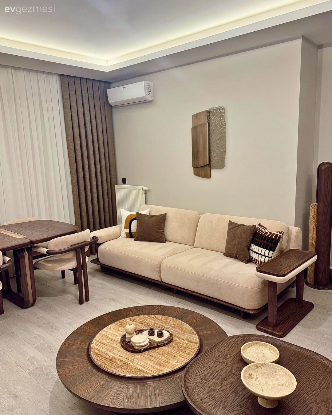 Krem, Kahverengi, Fon perde, Perde, Tül perde, Koltuk takımı, Ahşap Mobilya, Sandalye, Yemek masası, Orta sehpa, Sehpa, Ayna