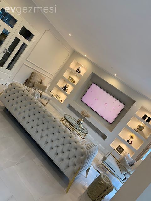Salon, Modern klasik, Modern chesterfield, Beyaz, Krem, Berjer, Altın, Tv ünitesi, Tv ünitesi aksesuarları, Ev Aksesuar, Dekoratif Objeler, Orta sehpa, Sehpa, Fon perde, Perde, Vazo, Alçıpan tv ünitesi, Led aydınlatma, Aydınlatma, Spot aydınlatma, Zemin seramikleri, Duvar çıtalama