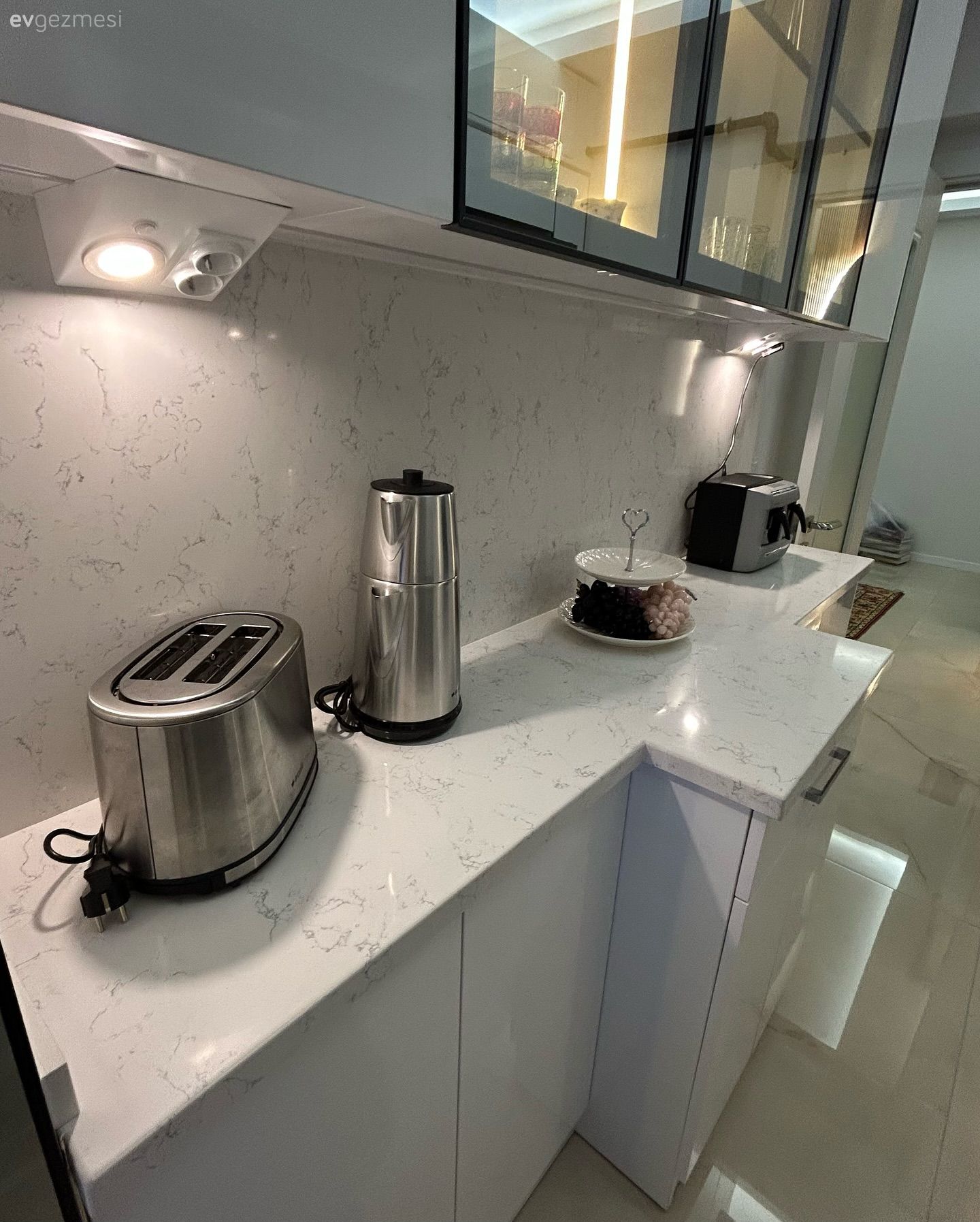 Kahve köşesi, Beyaz, Bej, Cam kapaklı dolap, Mutfak aksesuarları, Mutfak