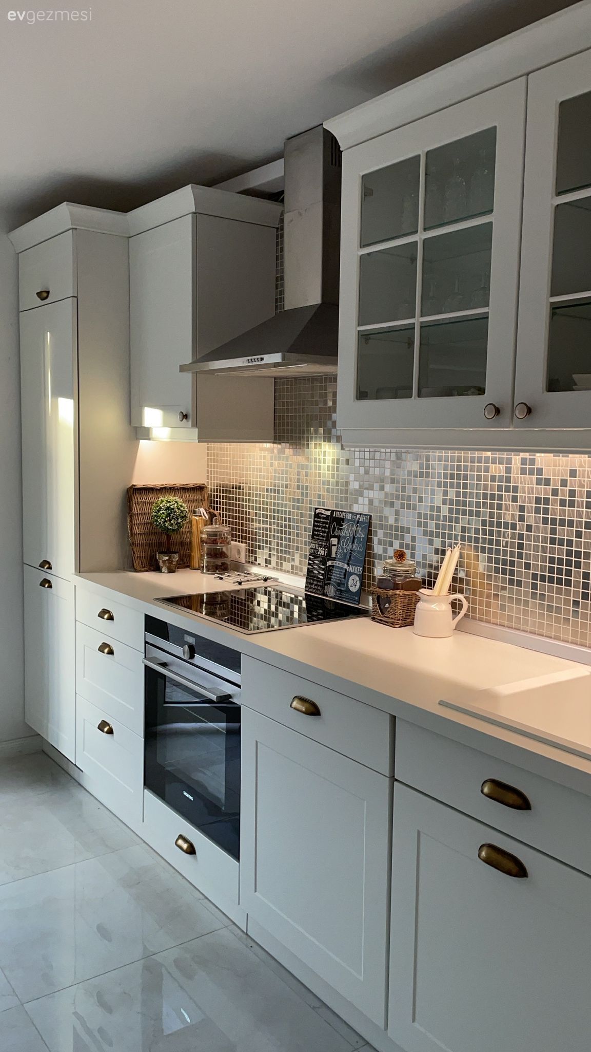 Mutfak, Beyaz, Mutfak tezgahı, Mutfak tezgah arası, Ayna tezgah arası, Ankastre, Mutfak rafı, Davlumbaz, Mutfak zemin seramikleri