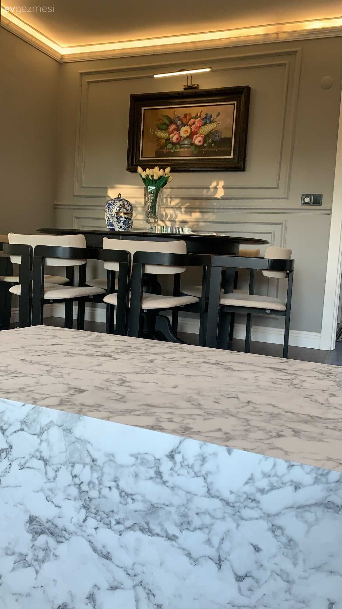 Yemek Odası, Siyah, Krem, Bej, Beyaz, Tablo, Duvar dekorasyonu, Duvar çıtalama, Yemek masası, Sandalye, Led aydınlatma, Aydınlatma, Dekoratif Objeler, Orta sehpa, Sehpa