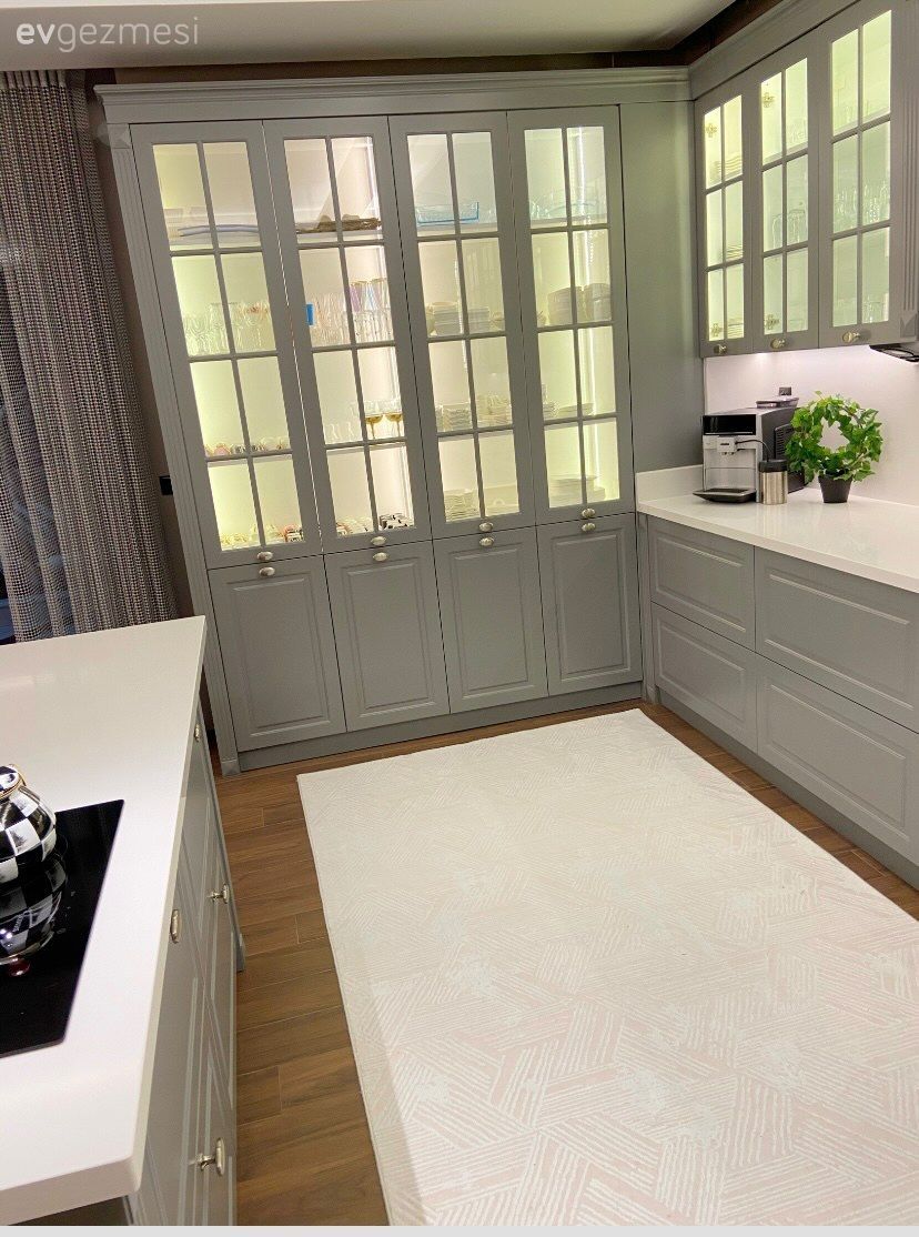Mutfak, Gri mutfak, Gri, Beyaz, Siyah, Shaker kapaklı dolaplar, Mutfak halısı, Mutfak tezgahı, Mutfak tezgah arası, Ada mutfak, Mutfak aksesuarları, Davlumbaz, Ankastre