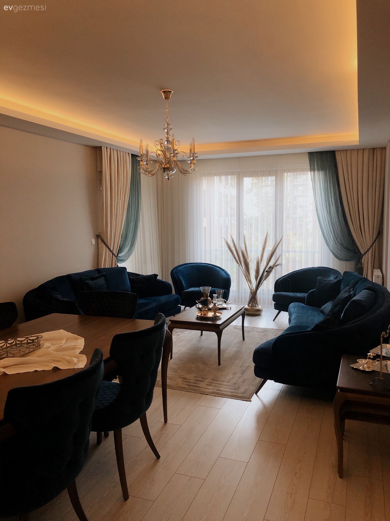 Salon, Parlament mavisi, Beyaz, Mavi, Koltuk takımı, Berjer, Vazo, Ev Aksesuar, Orta sehpa, Sehpa, Modern, Halı, Salon halısı, Duvar dekorasyonu, Avize, Aydınlatma, Salon avizesi, Fon perde, Perde, Tül perde, Sehpa üstü aksesuarı, Dekoratif Objeler