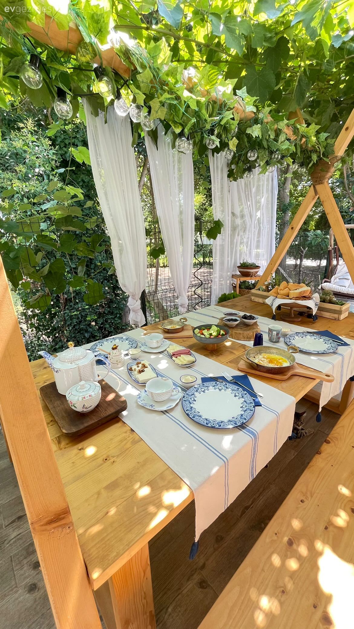 İki Katlı Bu Bahçeli Evde Ahşap ve Bitkilere Doyum Olmuyor!