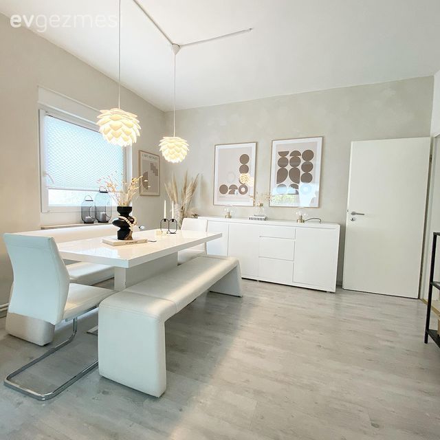 Yemek Odası, Beyaz, Modern, Krem, Bej, Bank, Sandalye, Yemek masası, Konsol, Konsol üzeri dekoratif objeleri, Tablo, Duvar dekorasyonu, Avize, Aydınlatma, Yemek odası avizesi, Vazo, Ev Aksesuar, Çiçekler, Parke
