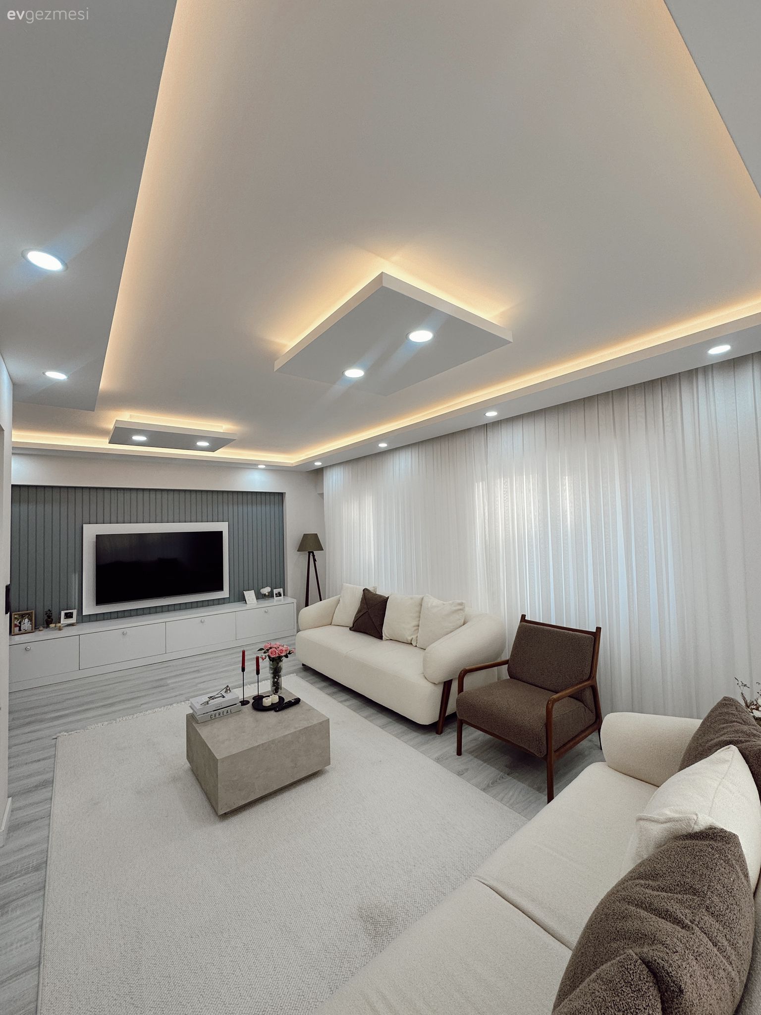 Gri duvar, Beyaz, Vizon, Tül perde, Perde, Duvar çıtalama, Koltuk takımı, Berjer, Orta sehpa, Sehpa, Halı, Salon halısı, Kırlent, Ev tekstili, Beyaz halı, Led aydınlatma, Aydınlatma, Spot aydınlatma, Beyaz koltuk