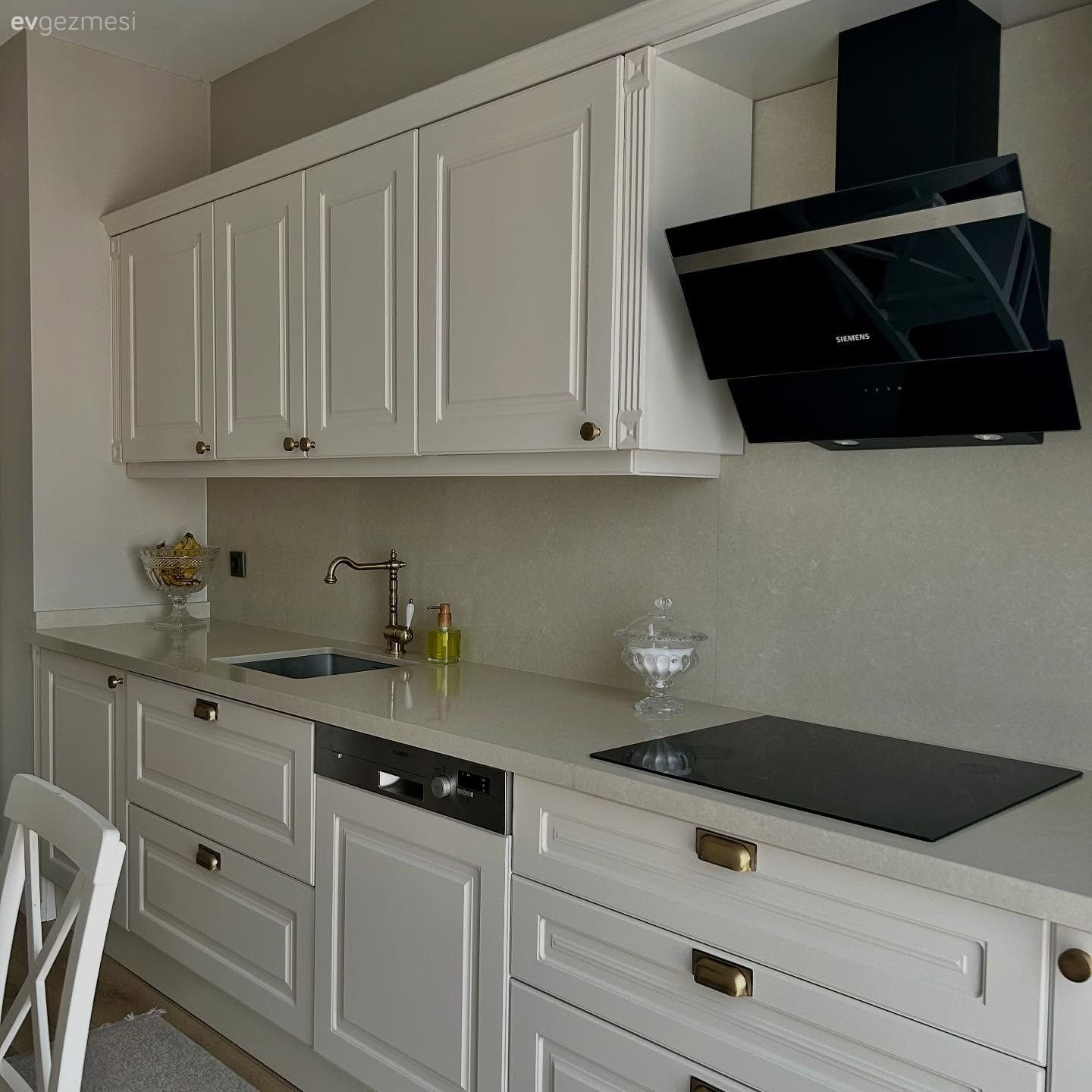 Çok Amaçlı Cam Dolap Bu Mutfağın Birçok İhtiyacına Yanıt Vermiş