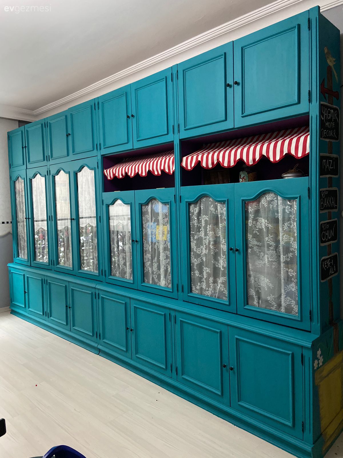 Öncesi&Sonrası: İki Katlı Evin Salonu Neşeli Bir Atölyeye Dönüşmüş