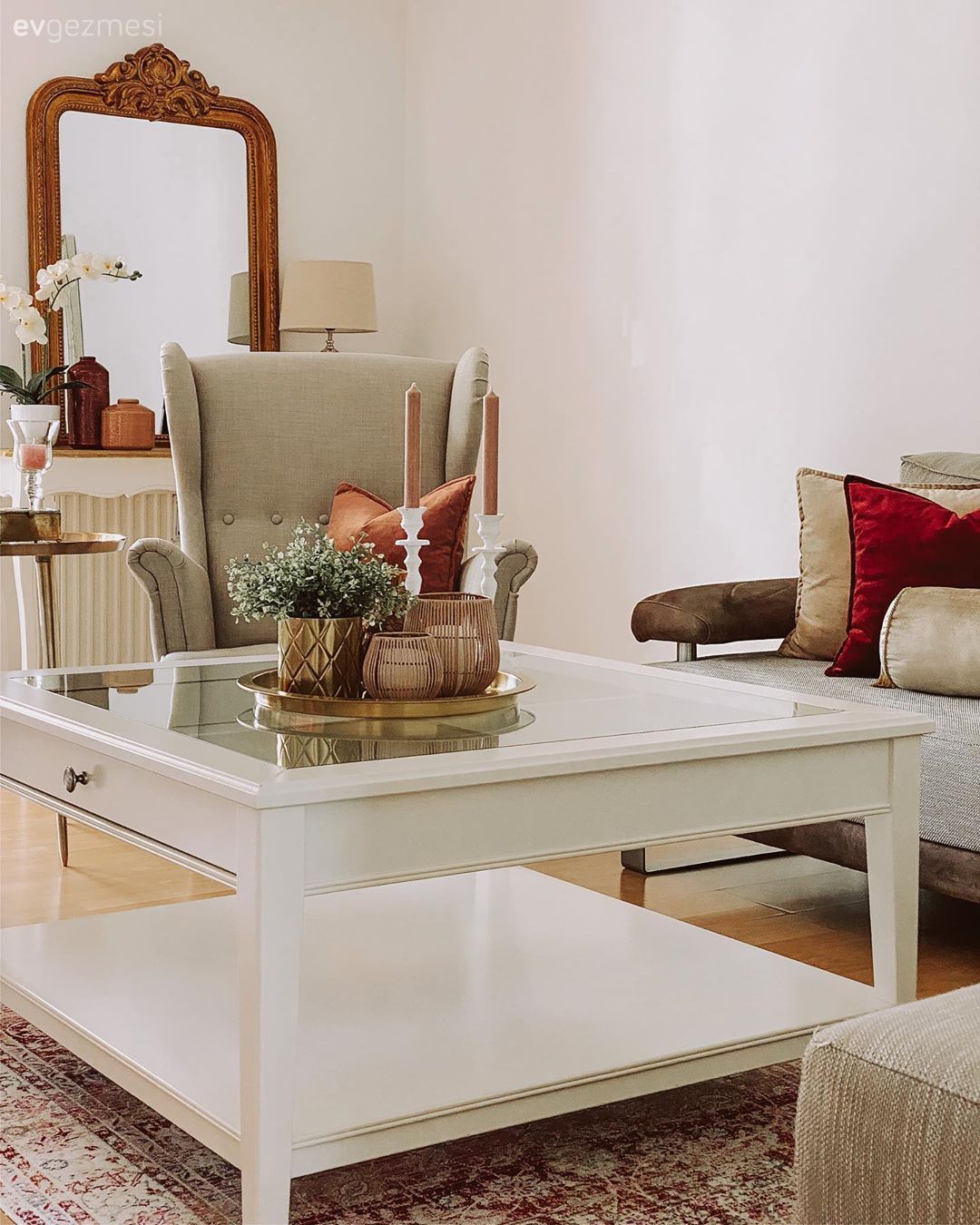 Salon, Modern, Bej, Beyaz, Kırmızı, Berjer, Orta sehpa, Sehpa, Ayna, Sehpa üstü aksesuarı, Ev Aksesuar, Abajur, Aydınlatma, Kırlent, Ev tekstili