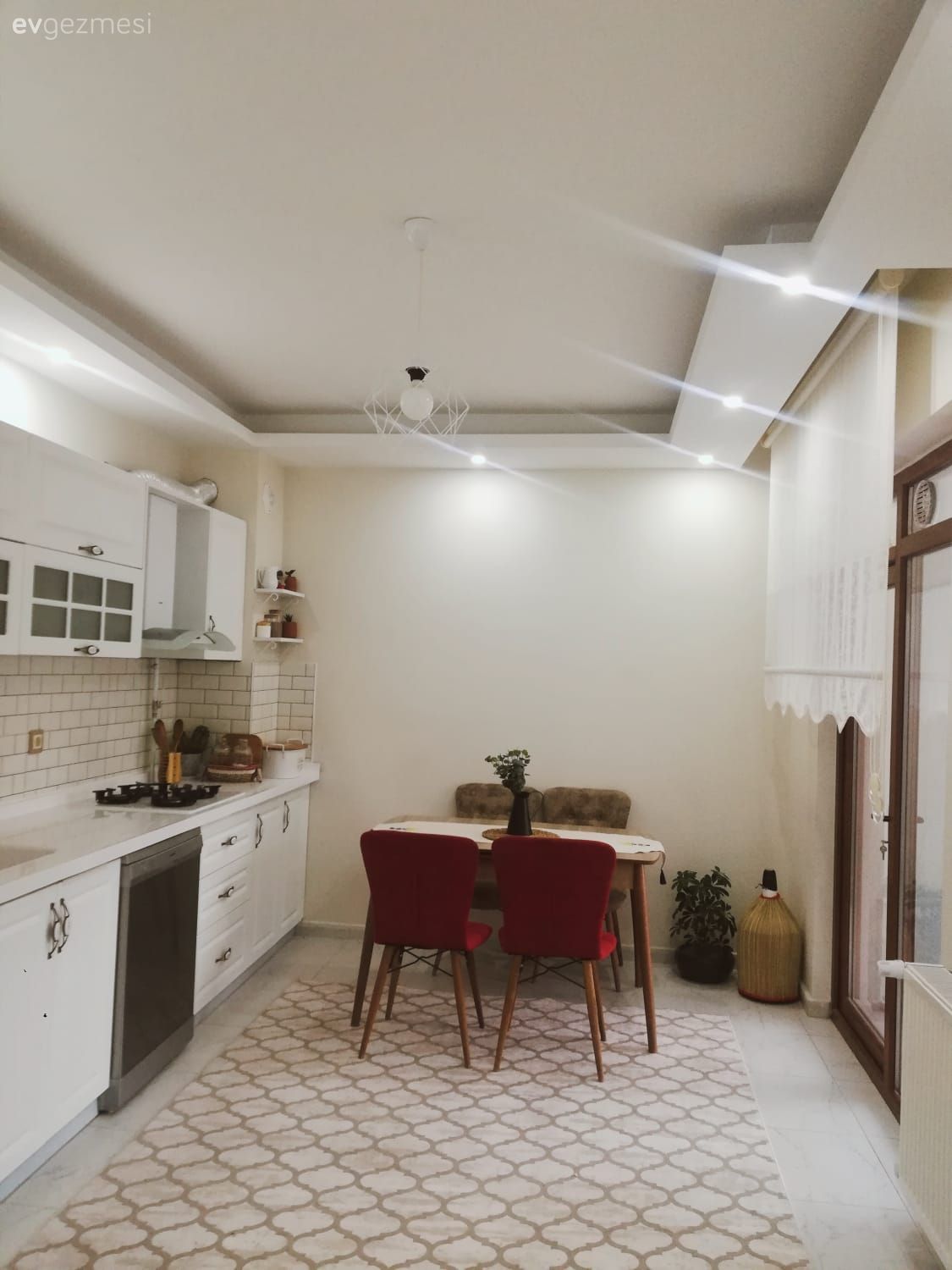 Mutfak, Beyaz, Kırmızı, Vizon, Mutfak tezgahı, Mutfak tezgah arası, Mutfak halısı, Sandalye, Mutfak masası, Mutfak perdesi, Mutfak Avize Modelleri