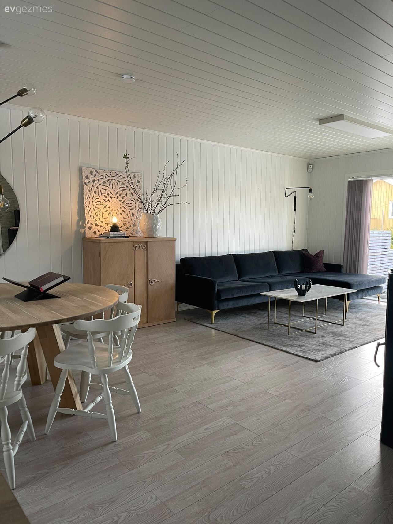 Salon, İskandinav, Gri, Beyaz, Ahşap Mobilya, Köşe koltuk, Koltuk takımı, Lambri, Lambri tavan, Halı, Salon halısı, Orta sehpa, Sehpa, Tv ünitesi, Tv ünitesi aksesuarları, Ev Aksesuar, Sandalye, Yemek Odası, Yuvarlak ayna, Dekoratif ayna, Yemek odası avizesi, Ev bitkisi, Saksı, Füme, Tablo, Duvar dekorasyonu, Vazo