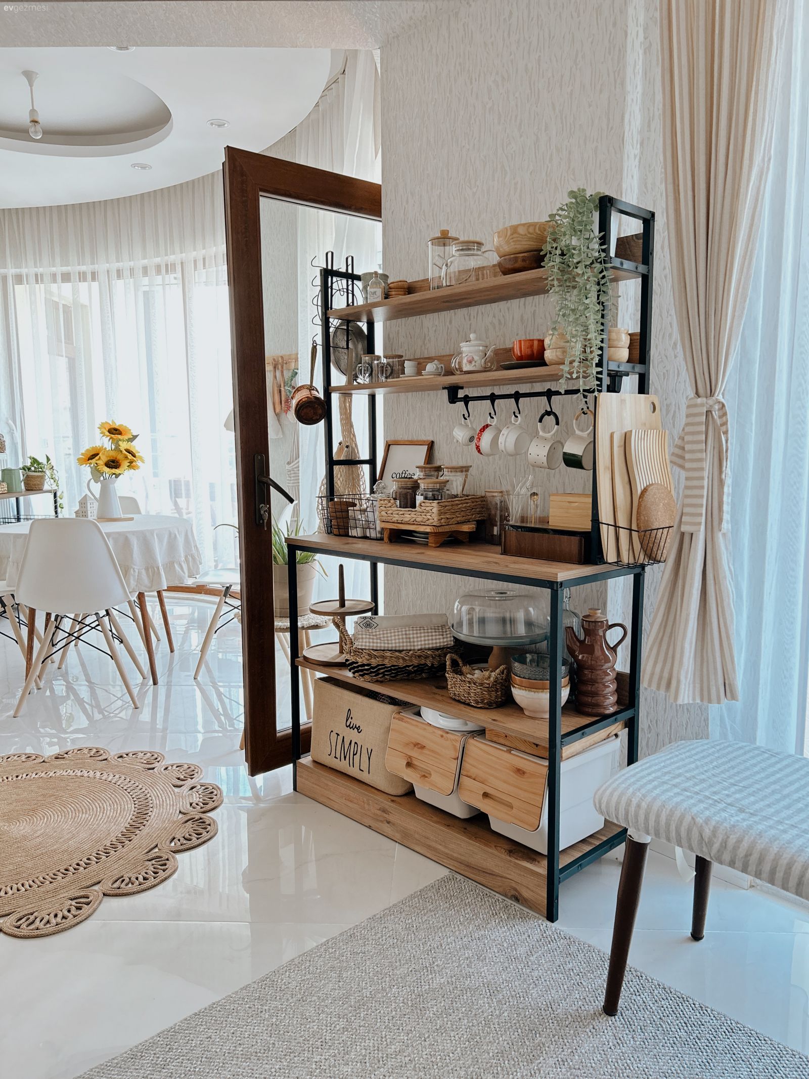 Mutfak, Kahve köşesi, Beyaz, Sandalye, Fon perde, Perde, Tül perde, Jüt halı, Halı, Dekoratif Objeler