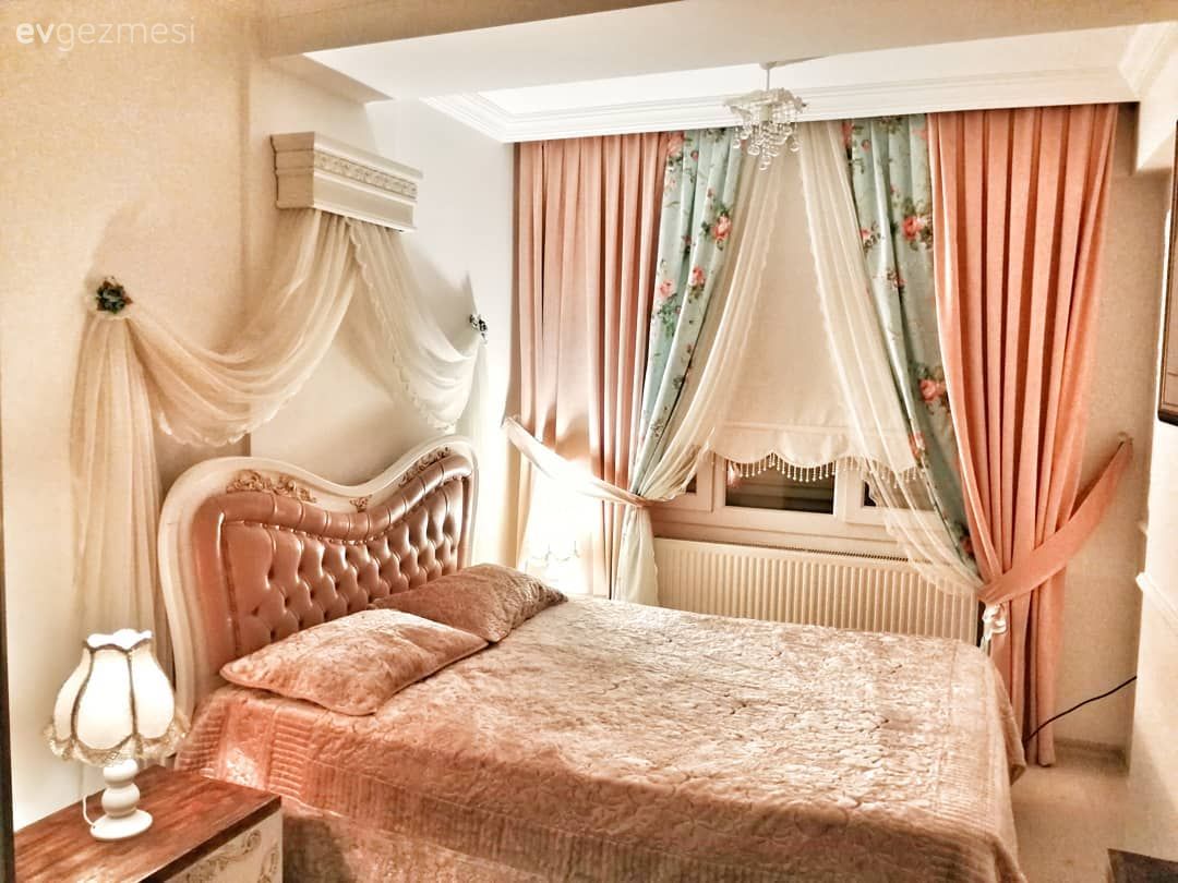 Yatak Odası, Country yatak odası, Pudra pembe, Turkuaz, Beyaz, Fon perde, Perde, Tül perde, Cibinlik, Yatak başlığı, Kapitone yatak başlığı, Komodin, Abajur, Aydınlatma, Yatak örtüsü