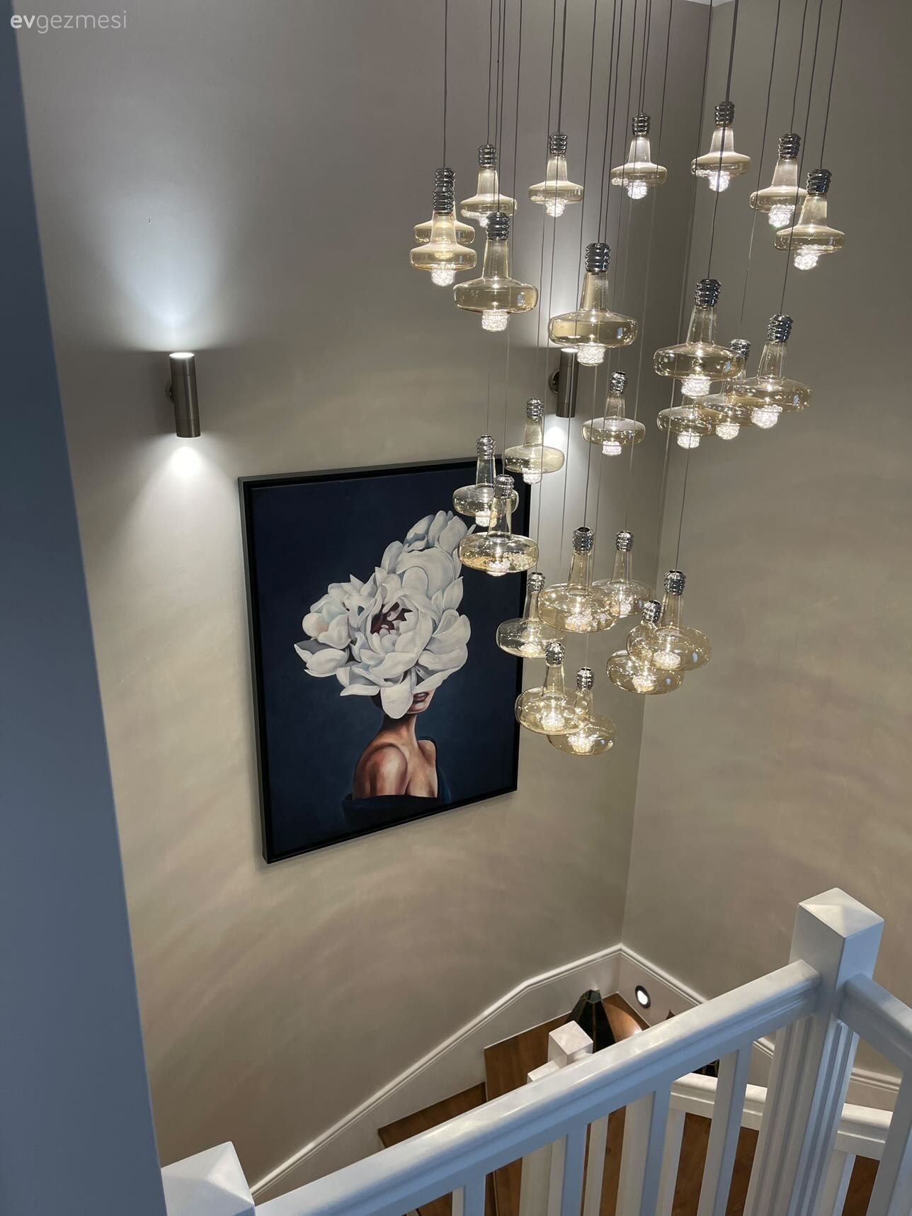 Dubleks evler, Beyaz, Tablo, Duvar dekorasyonu, Avize, Aydınlatma, Sarkıt, Merdiven, Aplik