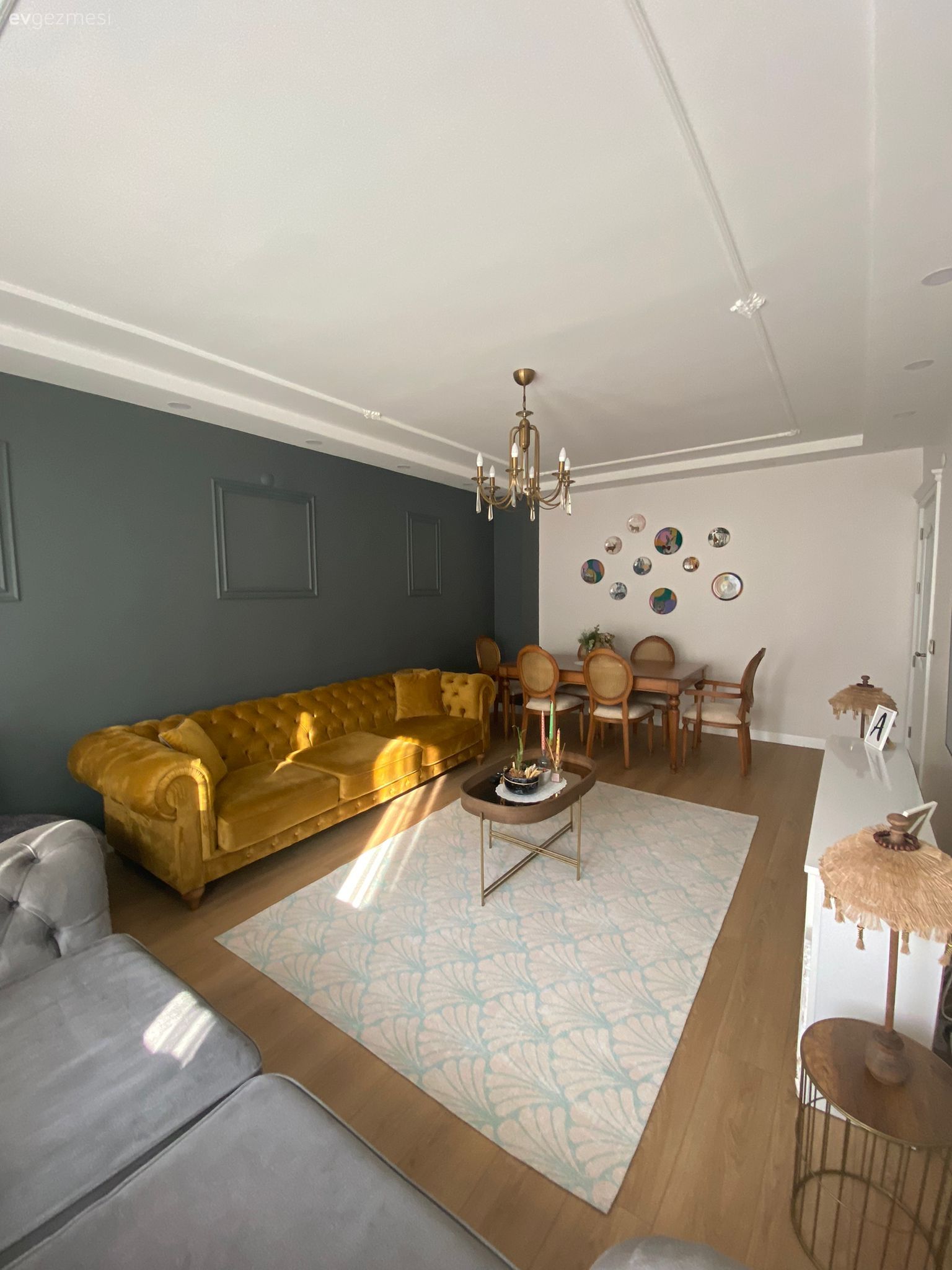 Salon, Country, Hardal, Gri, Bej, Ahşap Mobilya, Halı, Salon halısı, Beyaz, Avize, Aydınlatma, Salon avizesi, Dekoratif Objeler, Kırlent, Ev tekstili, Gri duvar