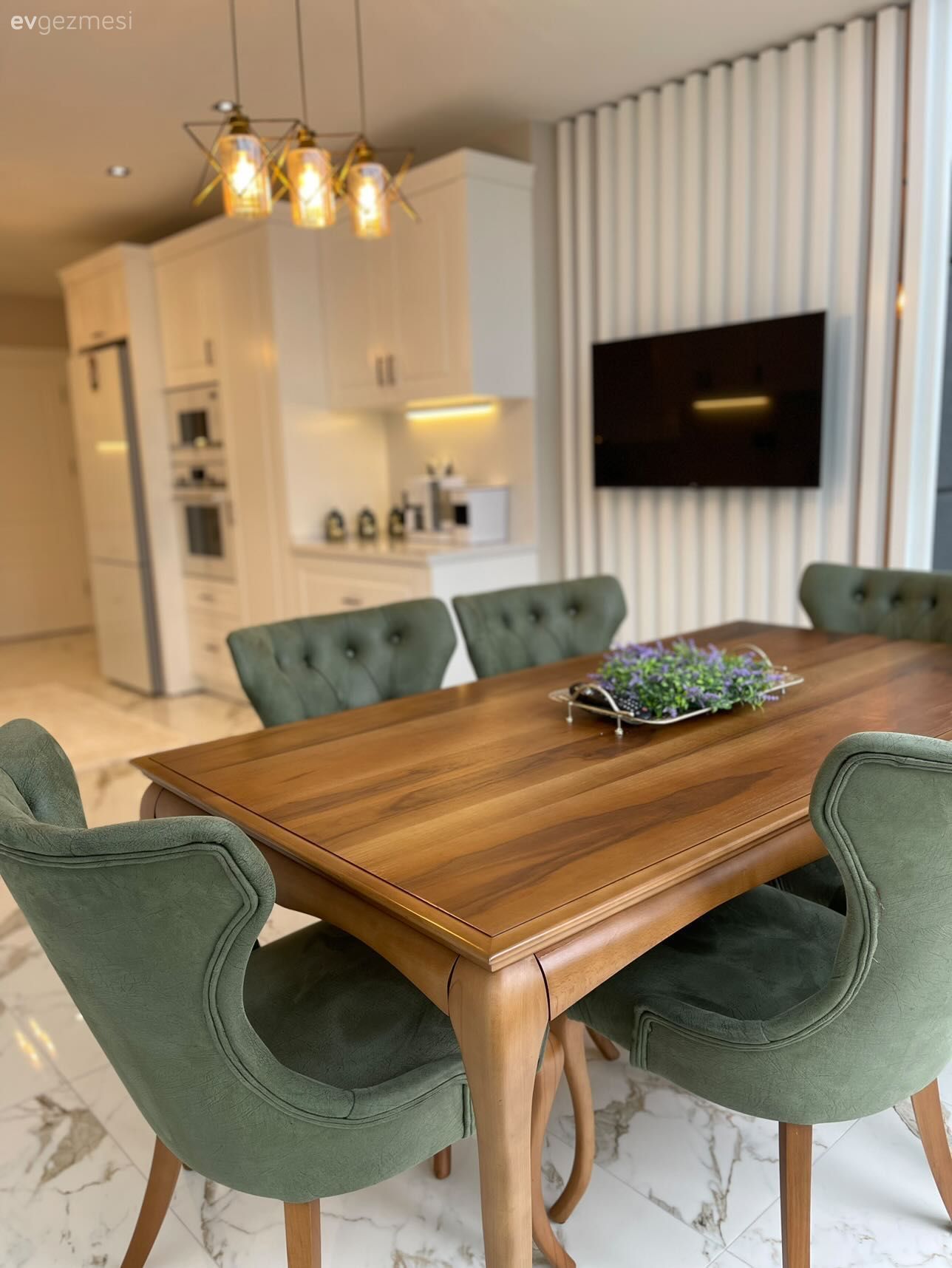 Mutfak, Beyaz, Siyah, Ahşap masa, Mutfak zemin seramikleri, Mutfak duvar dekorasyonu, Mutfak televizyonu, Mutfak Avize Modelleri, Kahve köşesi