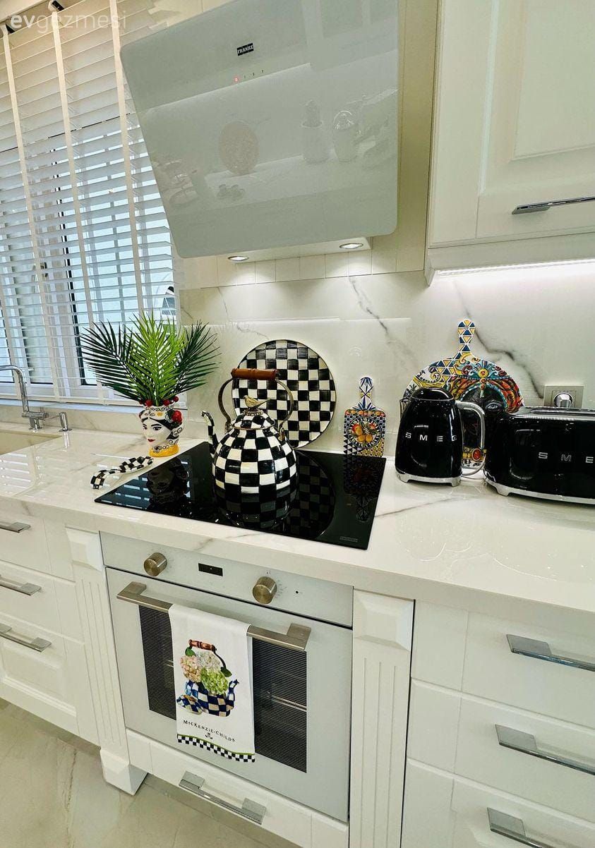 Mutfak, Beyaz, Siyah, Mutfak tezgahı, Mutfak tezgah arası, Jaluzi, Ankastre, Davlumbaz, Mutfak aksesuarları