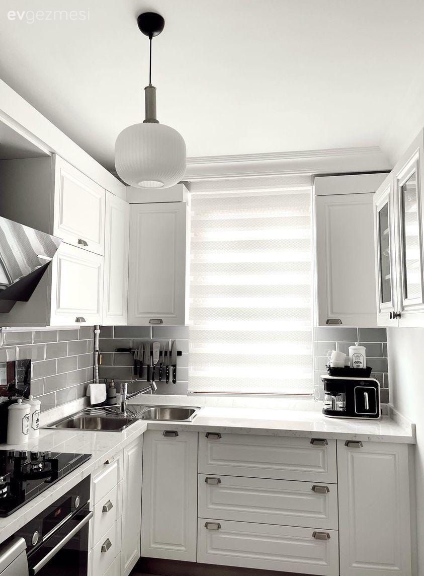 Mutfak, Beyaz, Beyaz mutfak, Siyah, Mutfak tezgahı, Mutfak tezgah arası, Tezgah arası seramik, Gri, Metro seramik, Seramik, Mutfak perdesi, Ankastre, Davlumbaz, Avize, Aydınlatma, Mutfak Avize Modelleri