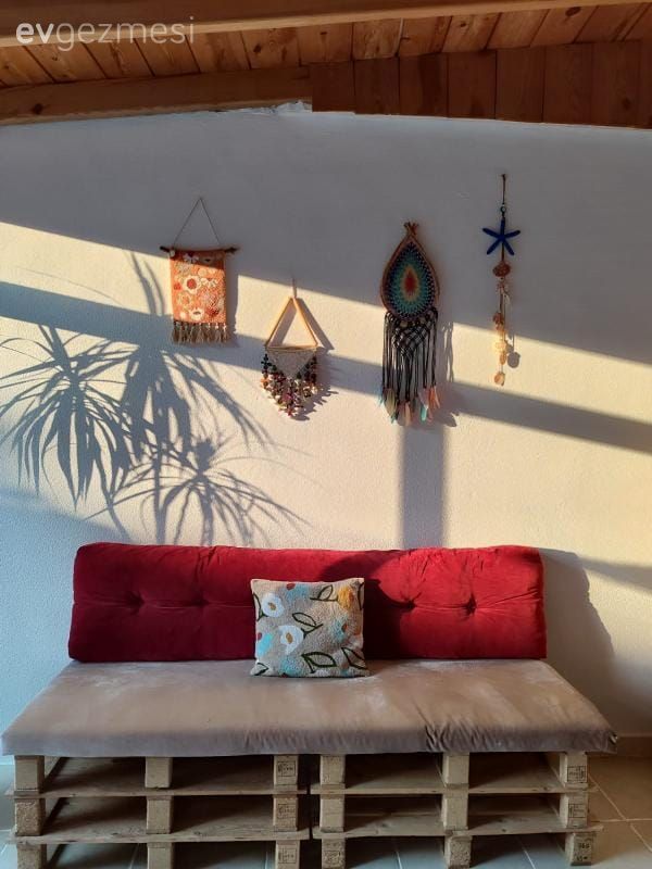 Bu Otantik Terasta Vintage Öğeler Bohem Stil Eşliğinde Sunulmuş!