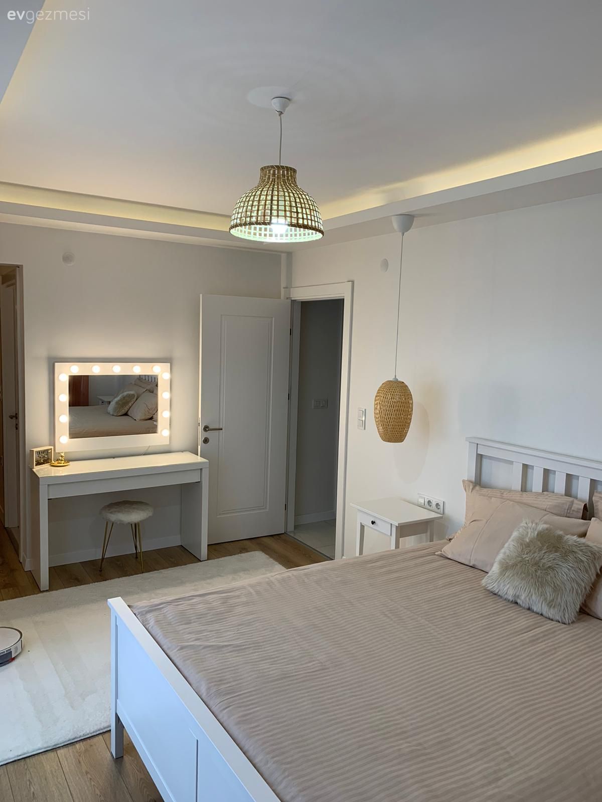 Yatak Odası, Krem, Bej, Pudra pembe, Hasır, Hasır avize, Fon perde, Perde, Tül perde, Halı, Salon halısı, Komodin, Makyaj masası, Makyaj aynası