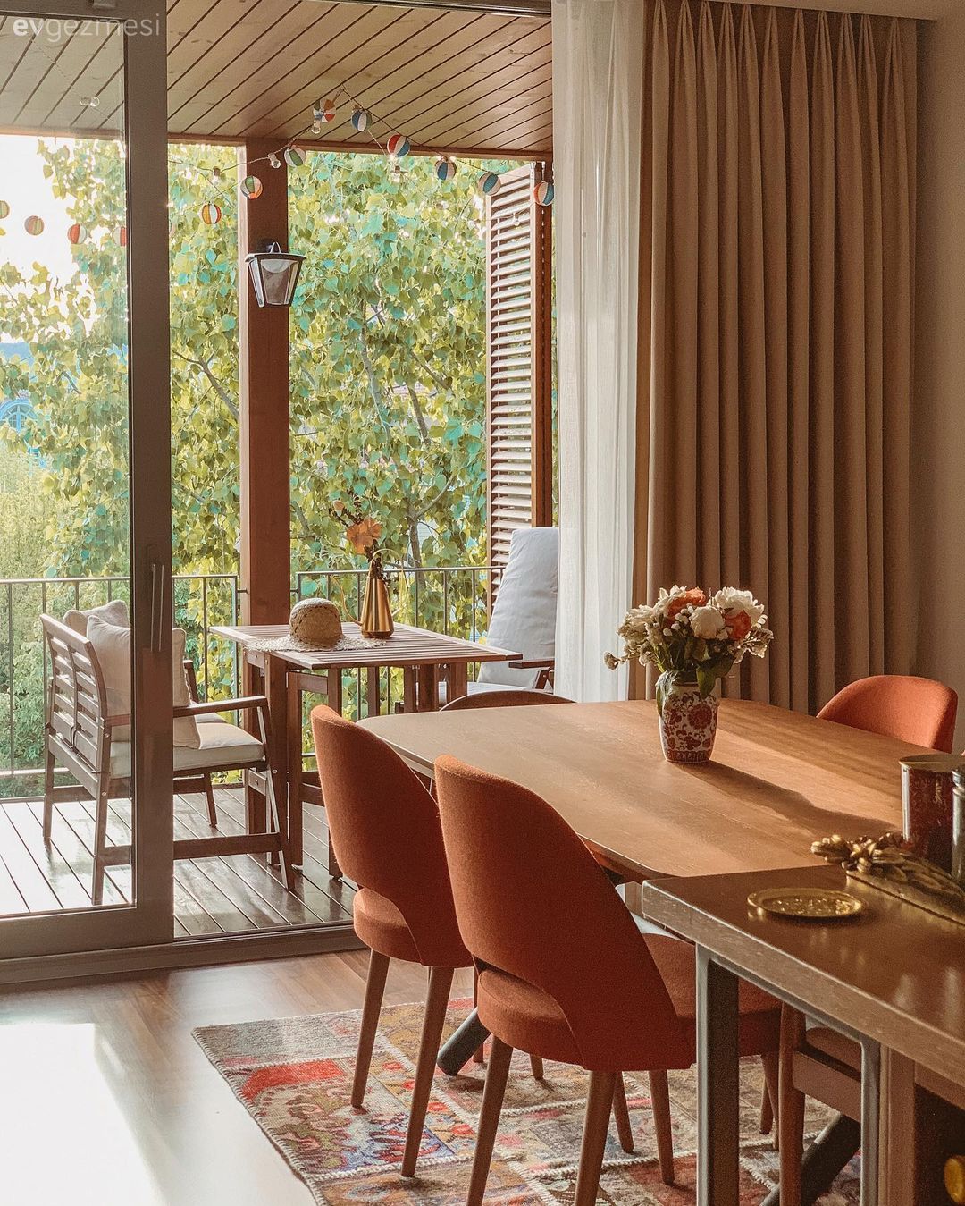 Bej, Turuncu, Vizon, Ahşap Mobilya, Halı, Salon halısı, Yemek masası, Sandalye, Vazo, Ev Aksesuar, Çiçekler