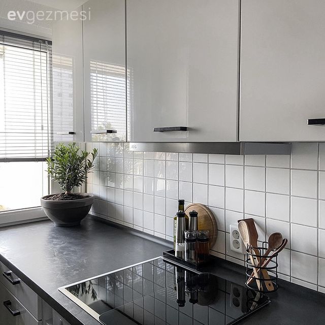 Mutfak, Beyaz, Siyah, Mutfak tezgahı, Mutfak tezgah arası, Tezgah arası seramik, Ankastre, Siyah tezgah, Mutfak perdesi