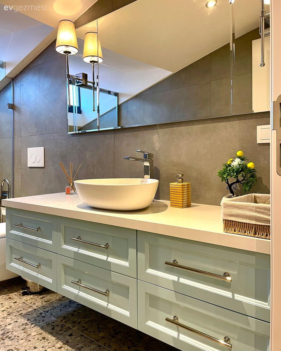 Acıbadem'deki Bu Fonksiyonel Çatı Katı Ayrı Bir Ev Büyüklüğünde!