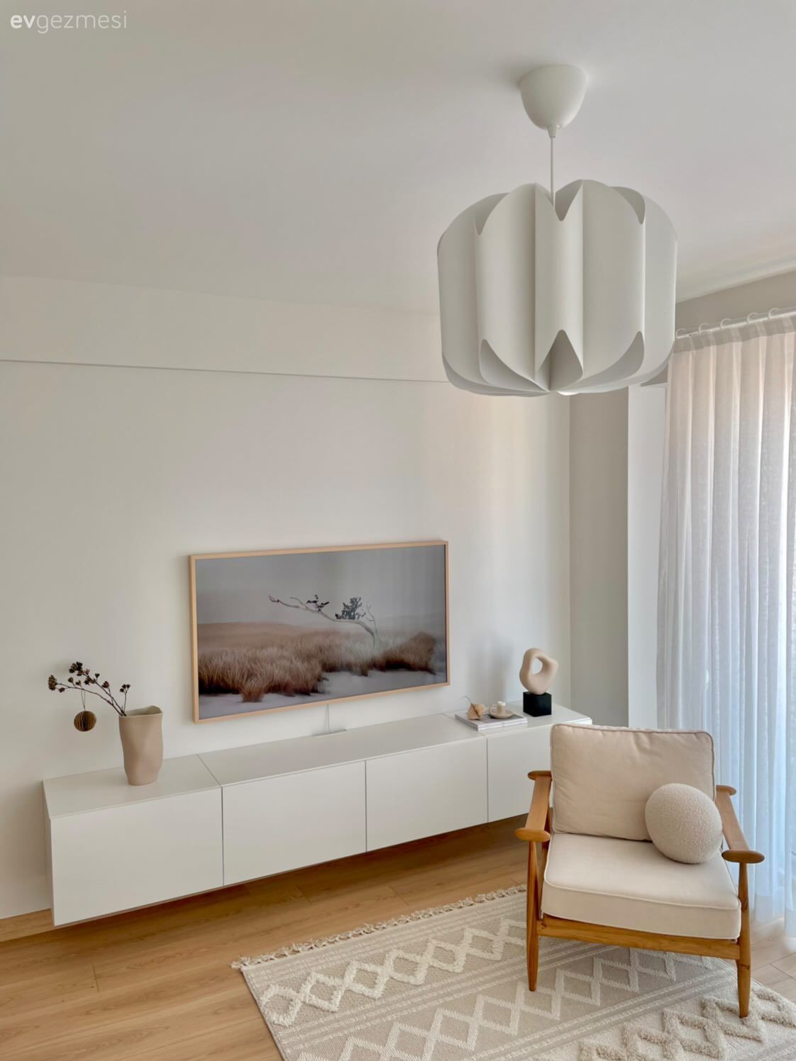 Salon, İskandinav, Bej, Krem, Ahşap Mobilya, Tv ünitesi, Tv ünitesi aksesuarları, Ev Aksesuar, Halı, Salon halısı, Avize, Aydınlatma, Salon avizesi, Tül perde, Perde