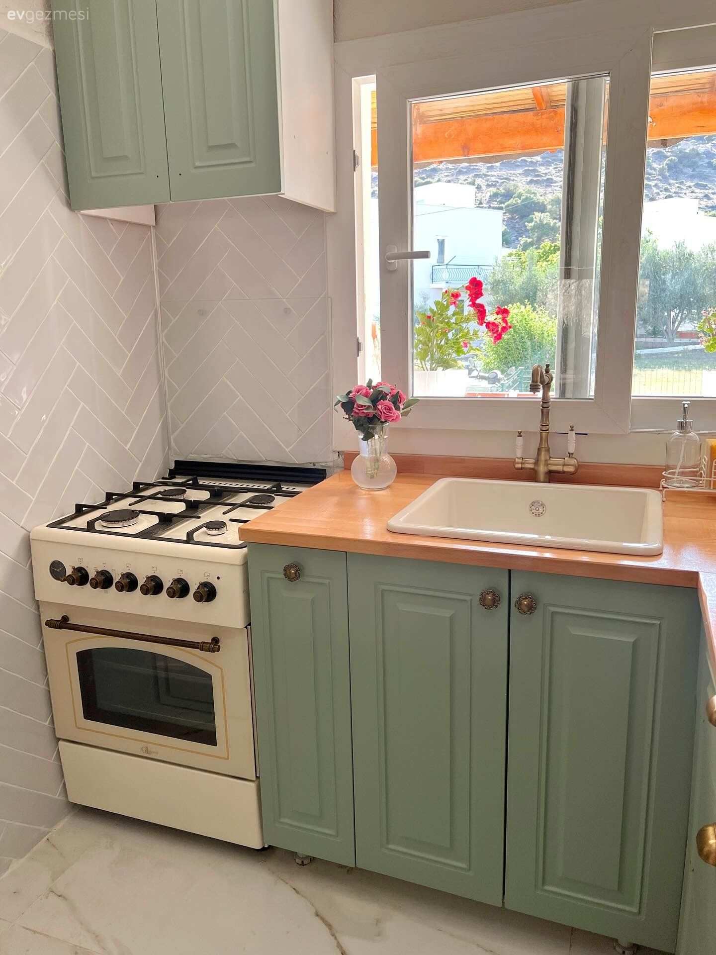 Bu Yazlık Mutfağı Yeşil Dolapların Enerjisiyle Kuşanmış