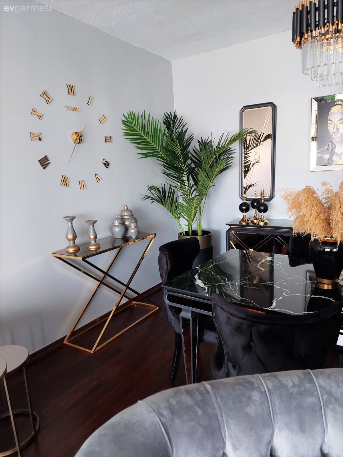 Bu İstanbul Evinde Uyumlu Renkler Işıltılarla Hareket Kazanmış