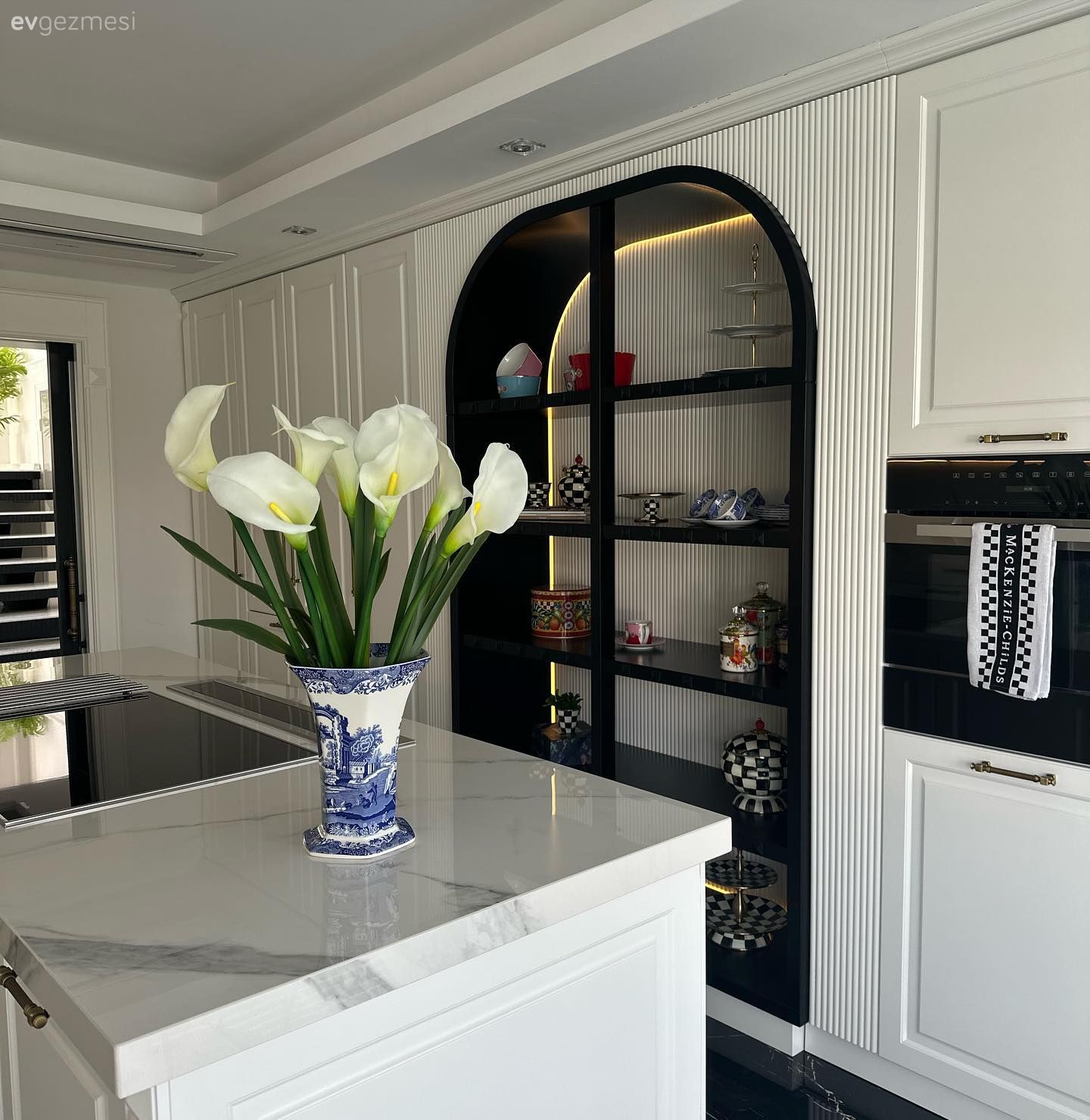 Mutfak, Beyaz, Siyah, Shaker kapaklı dolaplar, Mutfak rafı, Ankastre, Ada mutfak, Mutfak aksesuarları