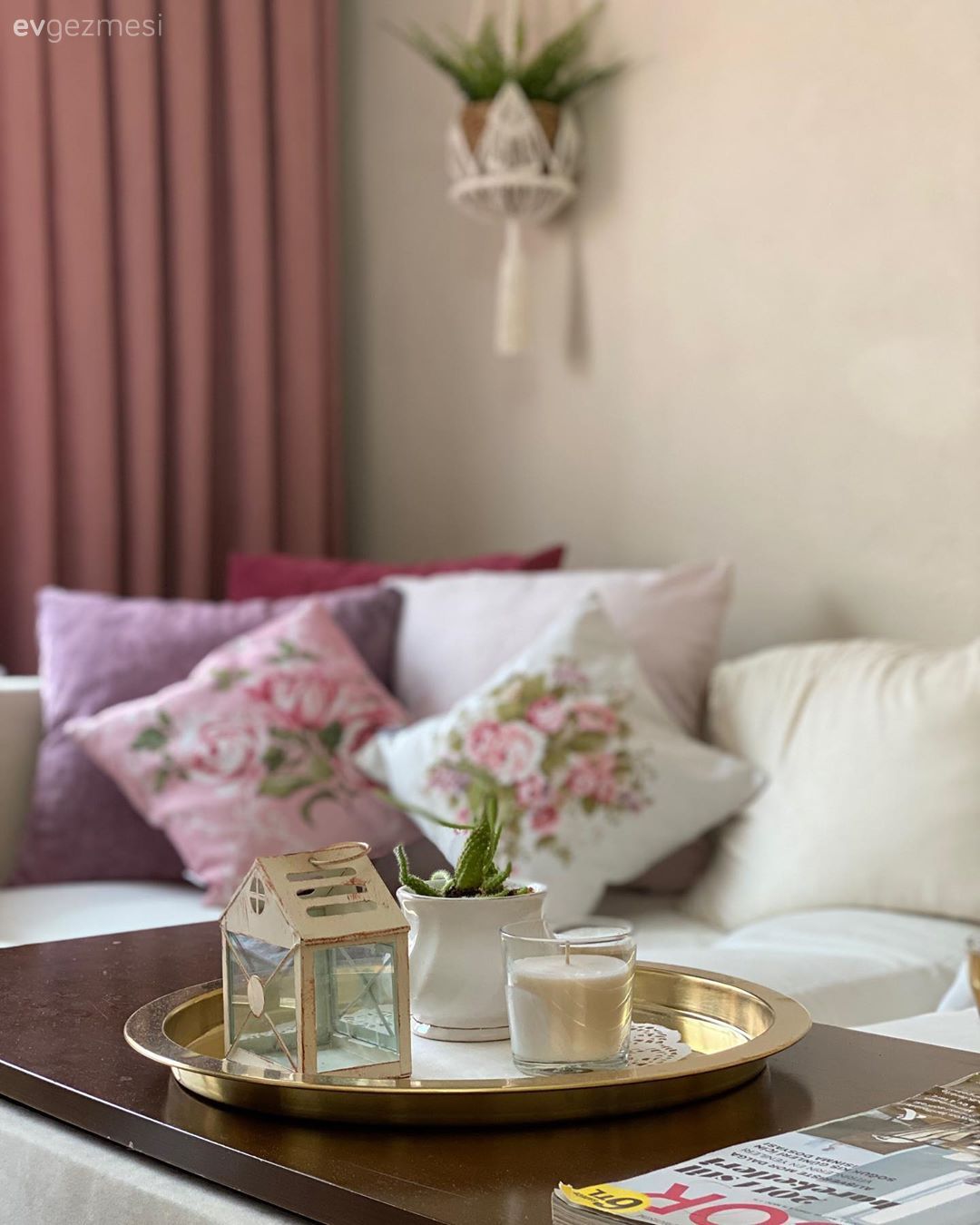 Beyaz, Salon, Köşe koltuk, Koltuk takımı, Kırlent, Ev tekstili, Pembe, Çiçekli desen, Desenler, Tül perde, Perde, Fon perde, Orta sehpa, Sehpa