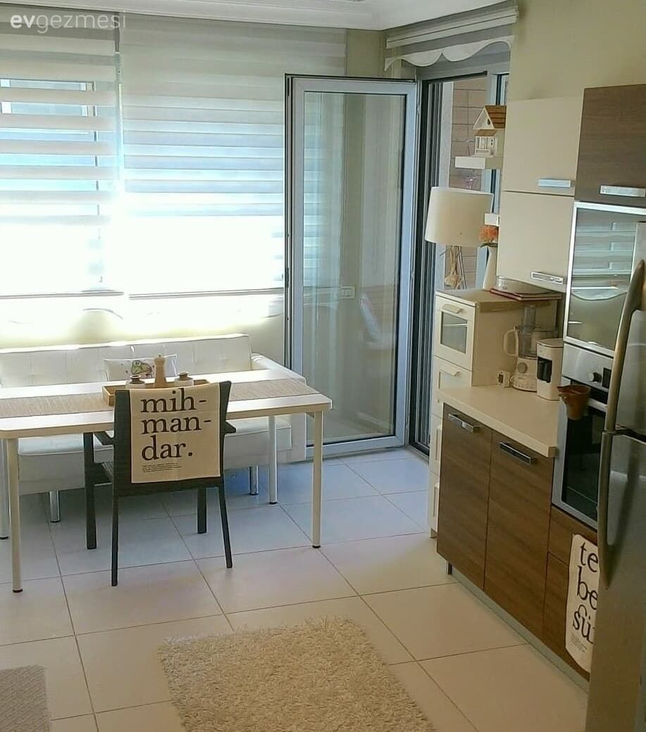 Mutfak, Beyaz, Kahverengi, Mutfak tezgahı, Mutfak tezgah arası, Mutfak masası, Mutfak halısı, Mutfak aksesuarları, Runner, Ev tekstili, Aynalı tepsi, Aynalı aksesuar, Sandalye, Zebra Perde, Perde