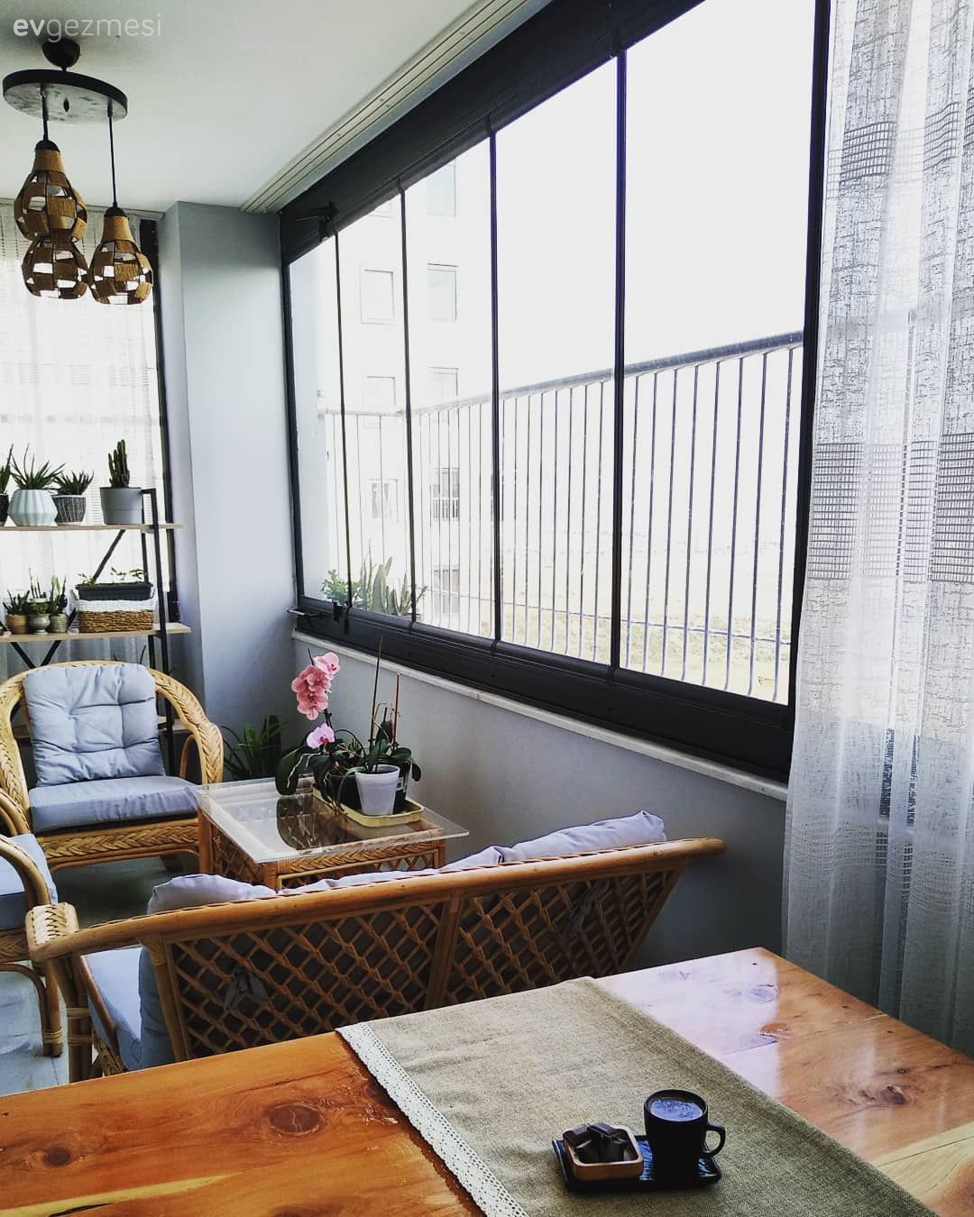 Ev Gezmesi: Modern ve Rustik Detayların Sıcacık Buluşması