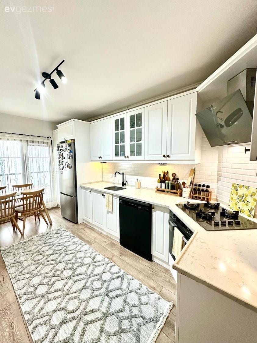 Mutfak, Beyaz, Country, Country mutfak, Siyah, Mutfak tezgahı, Mutfak tezgah arası, Tezgah arası seramik, Shaker kapaklı dolaplar, Ankastre, Sandalye, Mutfak masası, Mutfak perdesi, Spot aydınlatma, Aydınlatma, Mutfak aksesuarları, Mutfak halısı, Davlumbaz, Parke