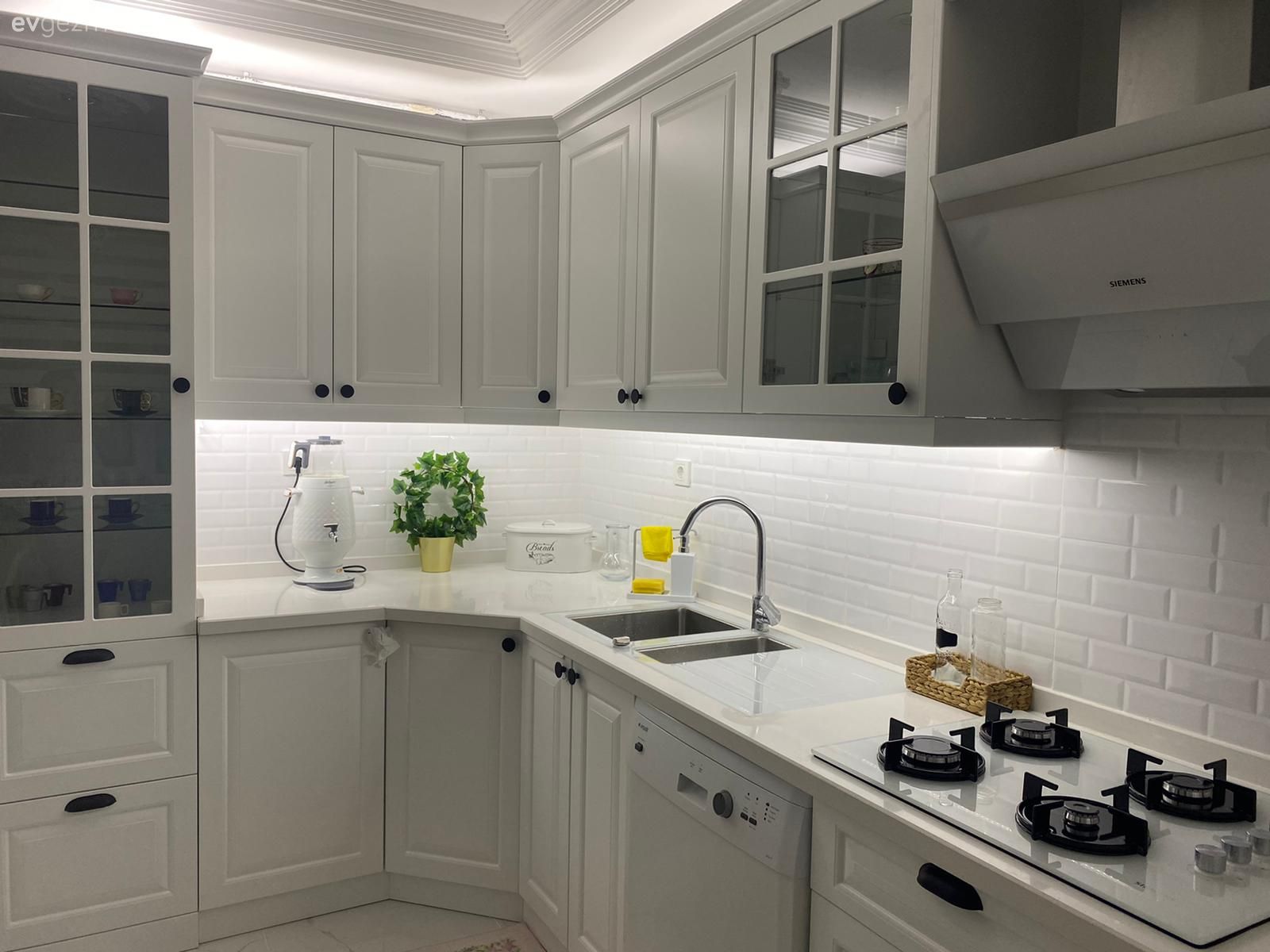 Mutfak, Beyaz mutfak, Beyaz, Siyah, Mutfak tezgahı, Mutfak tezgah arası, Tezgah arası seramik, Shaker kapaklı dolaplar, Ankastre, Mutfak aksesuarları