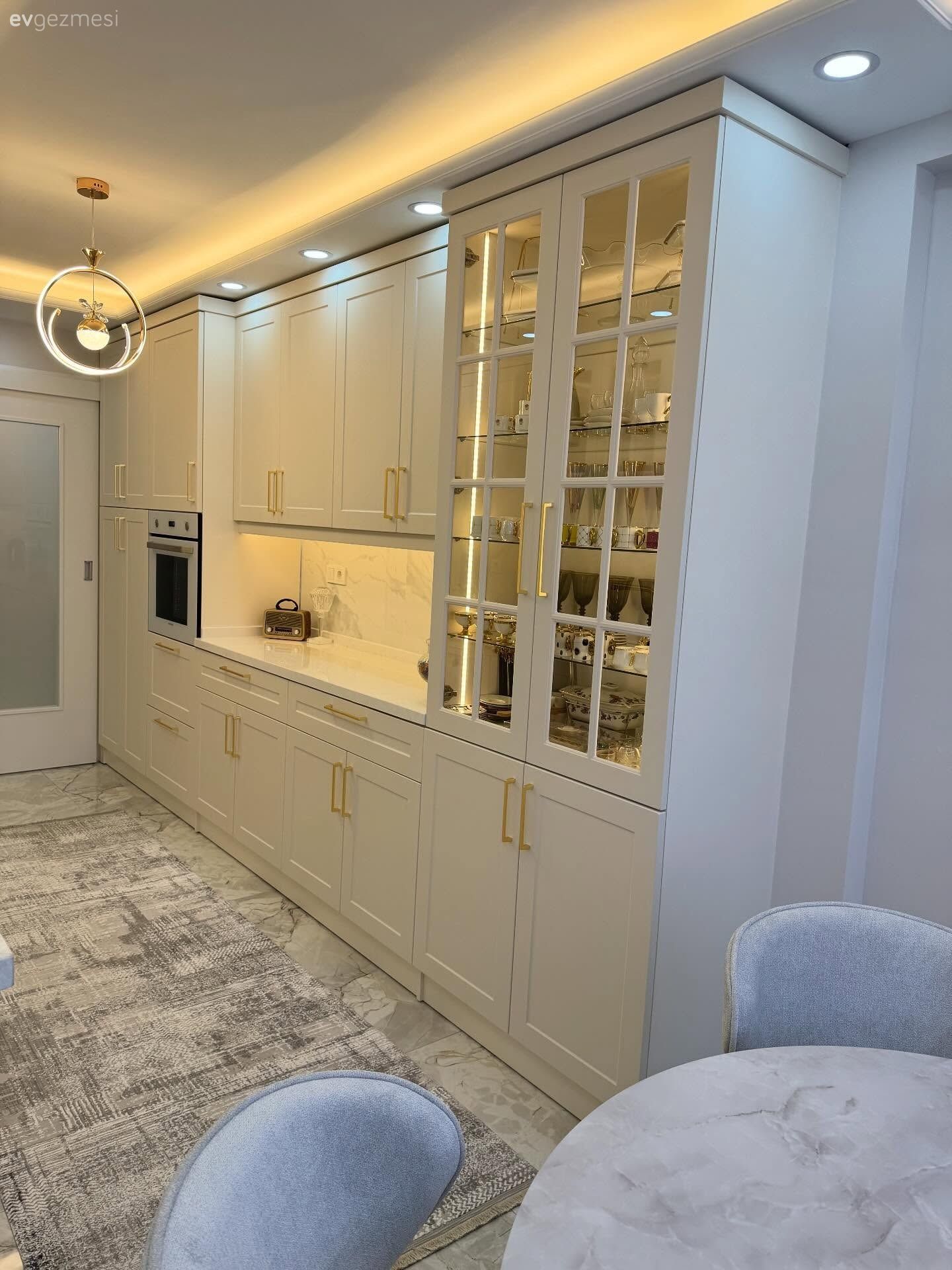 Koridor Tipi Bu Mutfakta Dar Alanları Ferahlatan Çözümler Uygulanmış