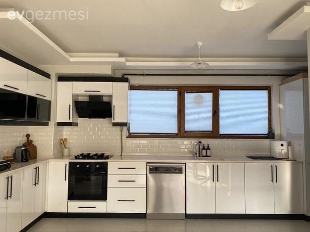 Mutfak, Beyaz, Siyah, Mutfak tezgahı, Mutfak tezgah arası, Tezgah arası seramik, Ankastre, Mutfak halısı, Mutfak aksesuarları, Davlumbaz