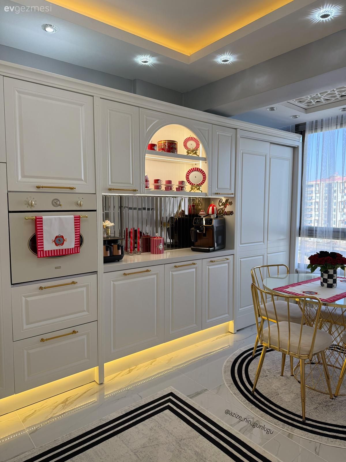 Altın ve Ayna Detaylarıyla Işıltıyı Sevdiğini Gösteren Bir Mutfak